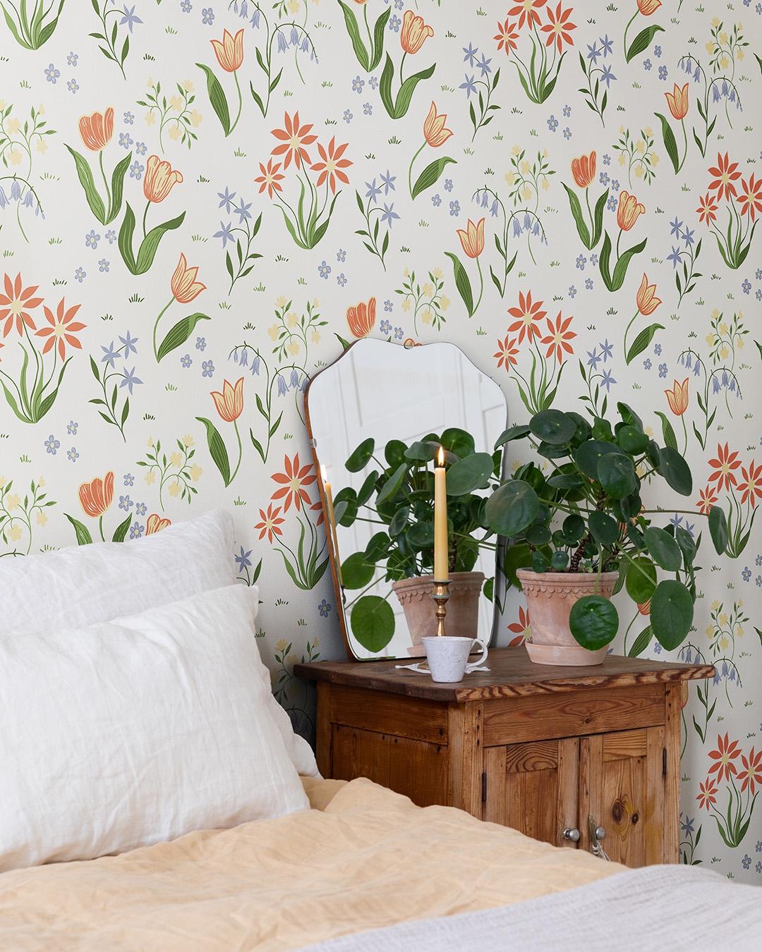 Tulpandans, orange tapet tapet med blommigt mönster i orange. Från kollektionen Långenäs. Nonwoven-material med förskjuten passning.