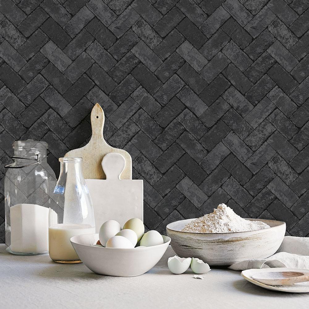 Herringbone Brick tapet i svart. Från kollektionen Just Kitchens. Nonwoven-material med rak passning.
