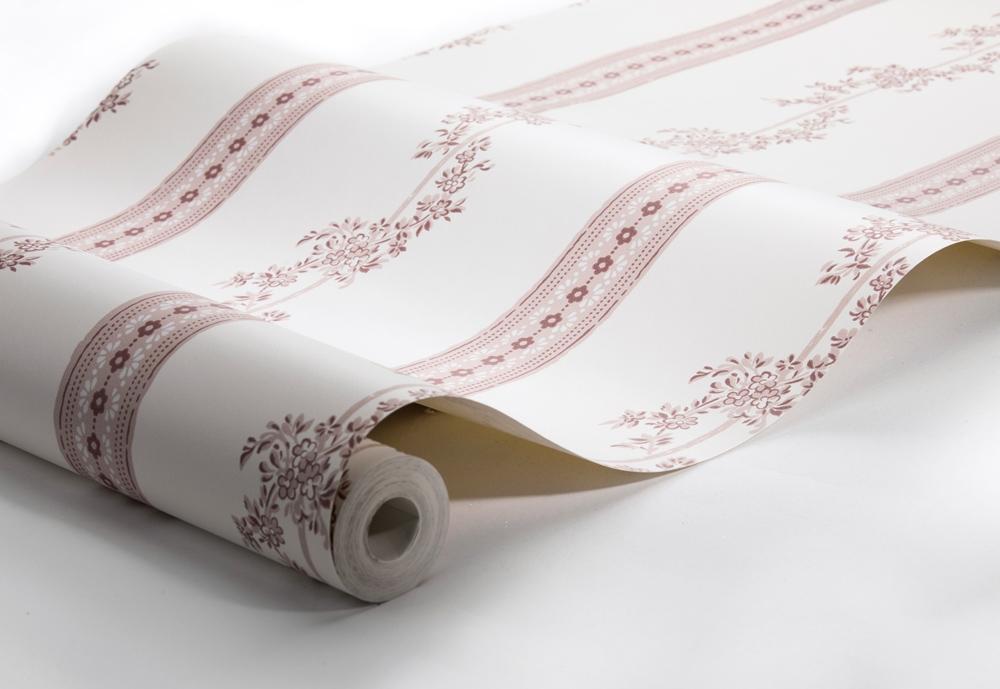 Drottningholm tapet från Boråstapeter med randigt, blommigt mönster i vit, röd och rosa. Från kollektionen anno. Nonwoven-material med rak passning. Passar i sovrum och matsal.