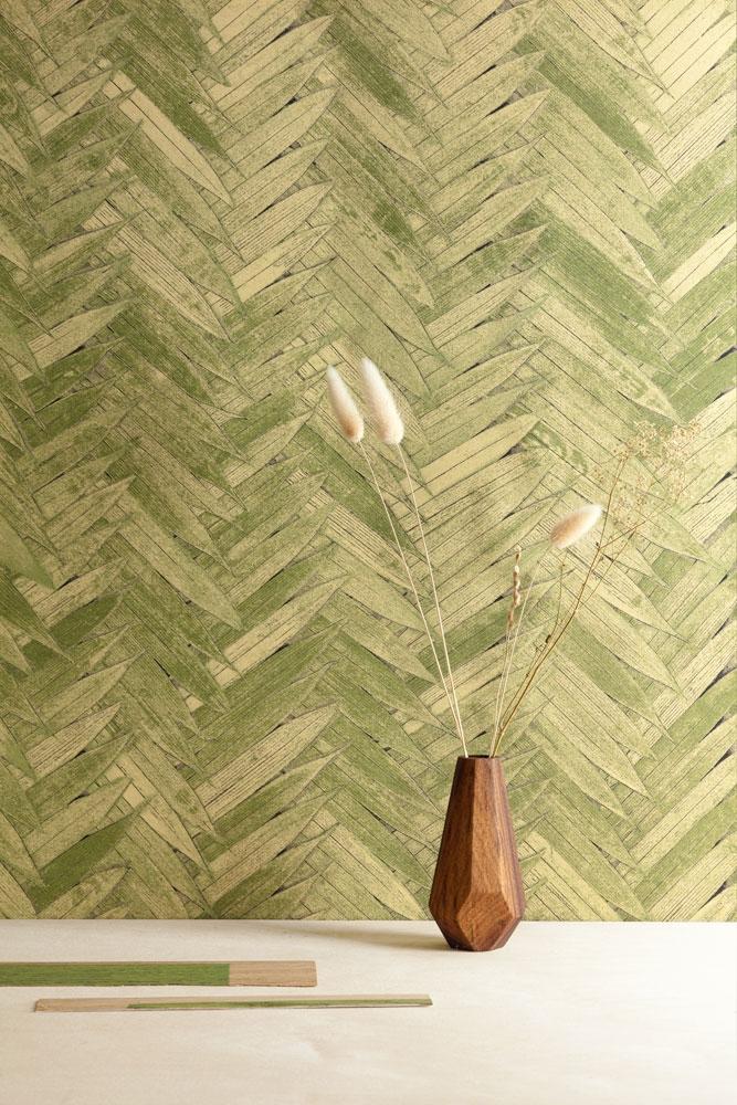 Essence greenery tapet med botaniskt mönster i grön. Från kollektionen lotus. Nonwoven-material med förskjuten passning.