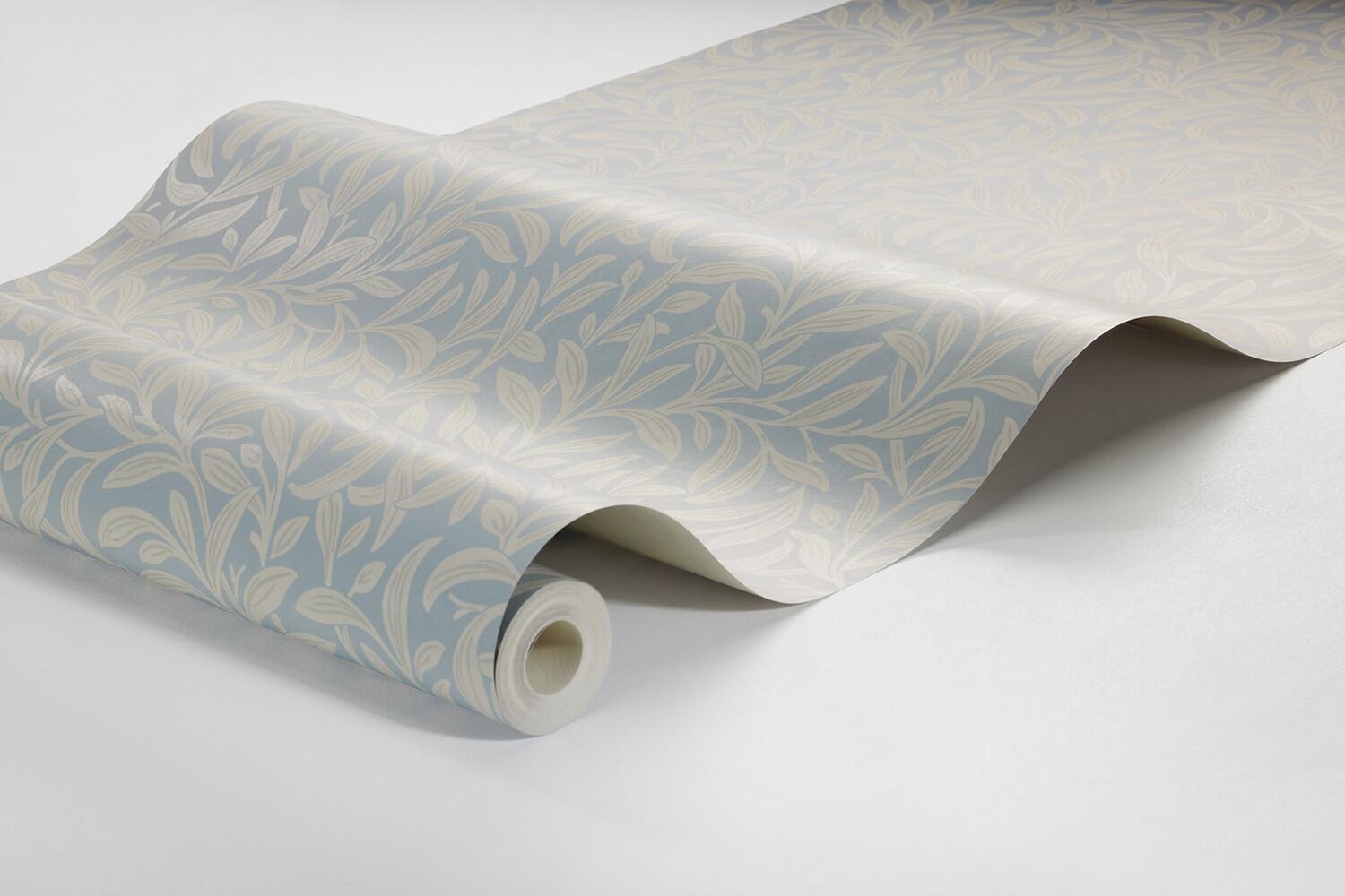 Vintergröna tapet med botaniskt mönster i blå. Från kollektionen New Heritage. Nonwoven-material med rak passning.