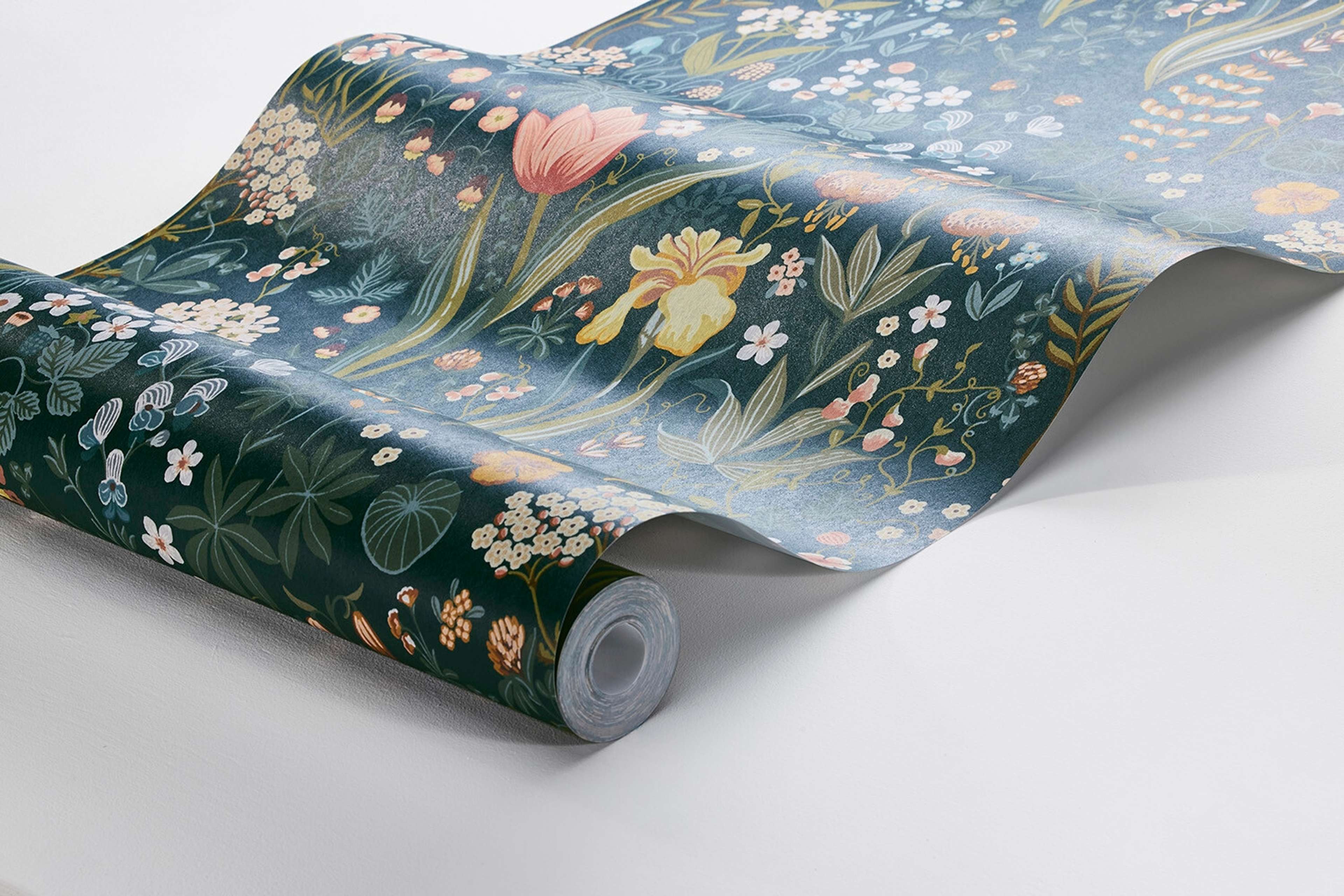 Blomsterhav tapet med botaniskt, blommigt mönster i blå. Från kollektionen New Heritage. Nonwoven-material med förskjuten passning.