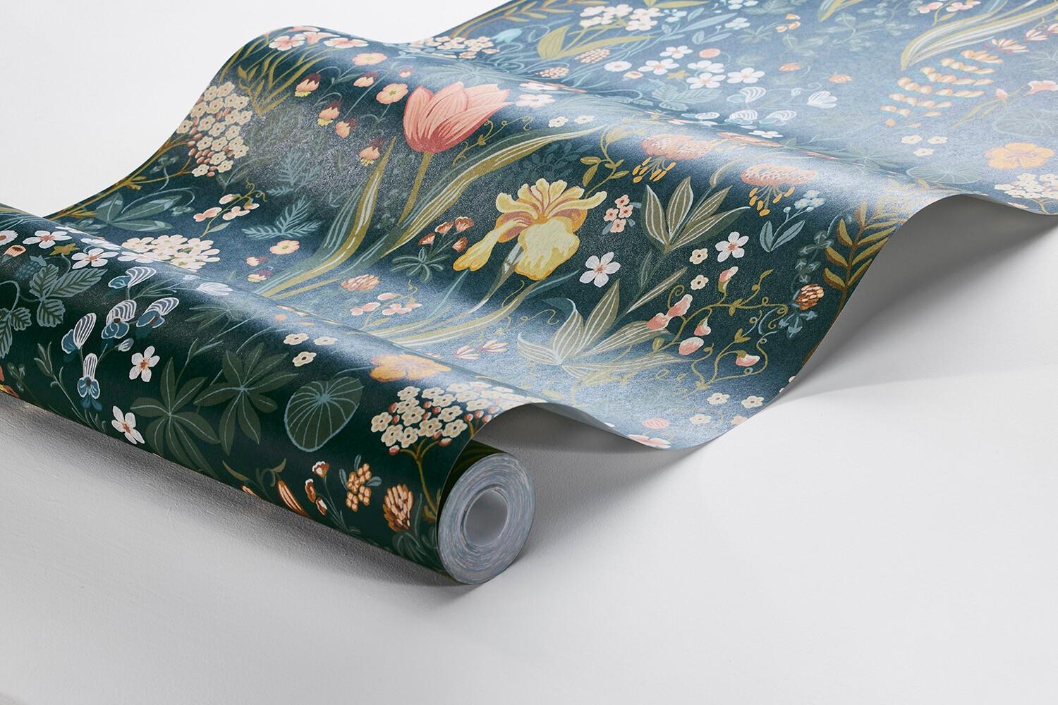 Blomsterhav tapet med botaniskt, blommigt mönster i blå. Från kollektionen New Heritage. Nonwoven-material med förskjuten passning.