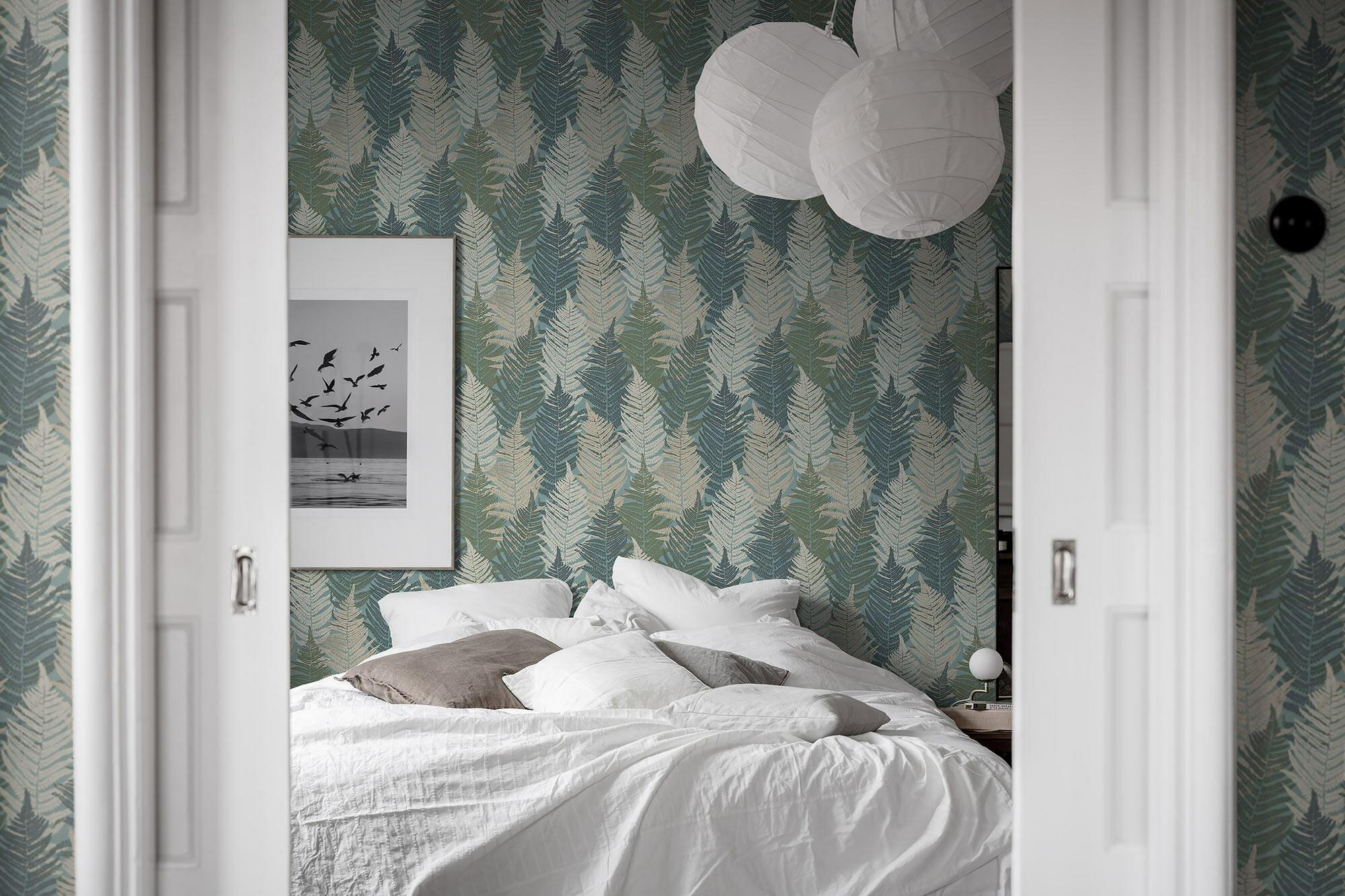 Fern Forest tapet från Boråstapeter med botaniskt mönster i grön. Från kollektionen Woodland. Nonwoven-material med rak passning. Passar i vardagsrum, sovrum och hall.