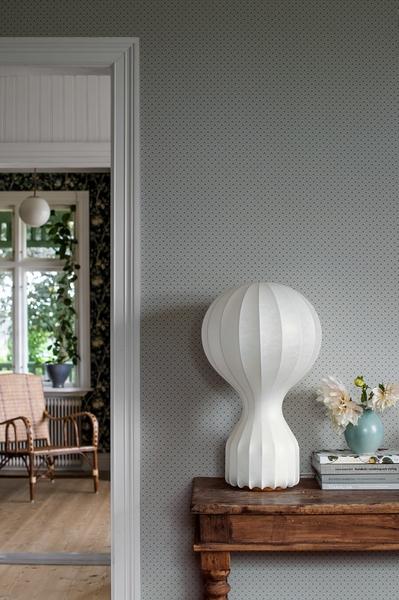 Daisy småmönstrad, grågrön tapet från Boråstapeter med blommigt mönster i grå. Från kollektionen Falsterbo III. Nonwoven-material med rak passning.