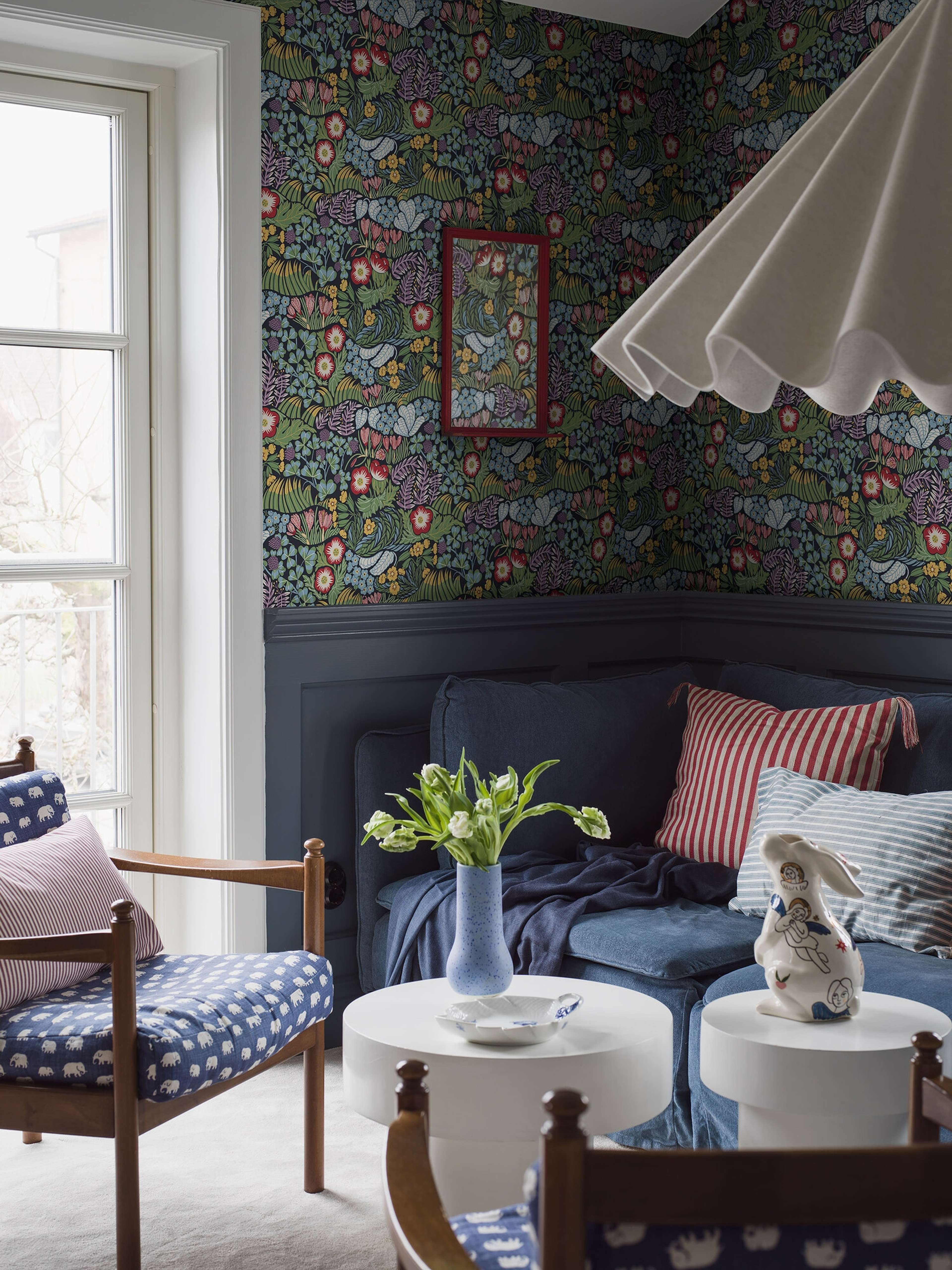 Rabatt tapet med botaniskt, blommigt mönster i grå. Från kollektionen New Heritage. Nonwoven-material med förskjuten passning. Passar i vardagsrum, matsal och kök.