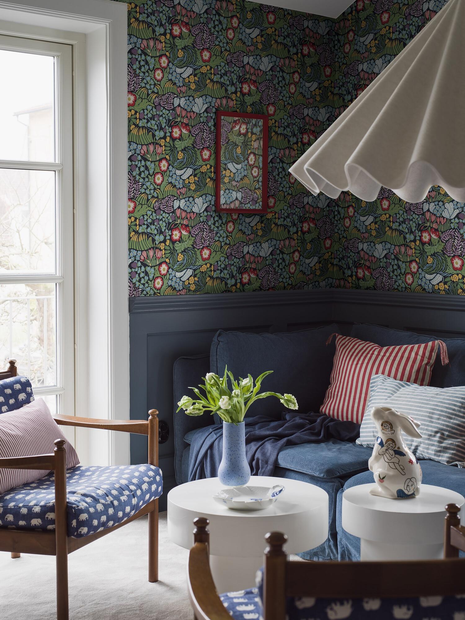 Rabatt tapet med botaniskt, blommigt mönster i grå. Från kollektionen New Heritage. Nonwoven-material med förskjuten passning. Passar i vardagsrum, matsal och kök.