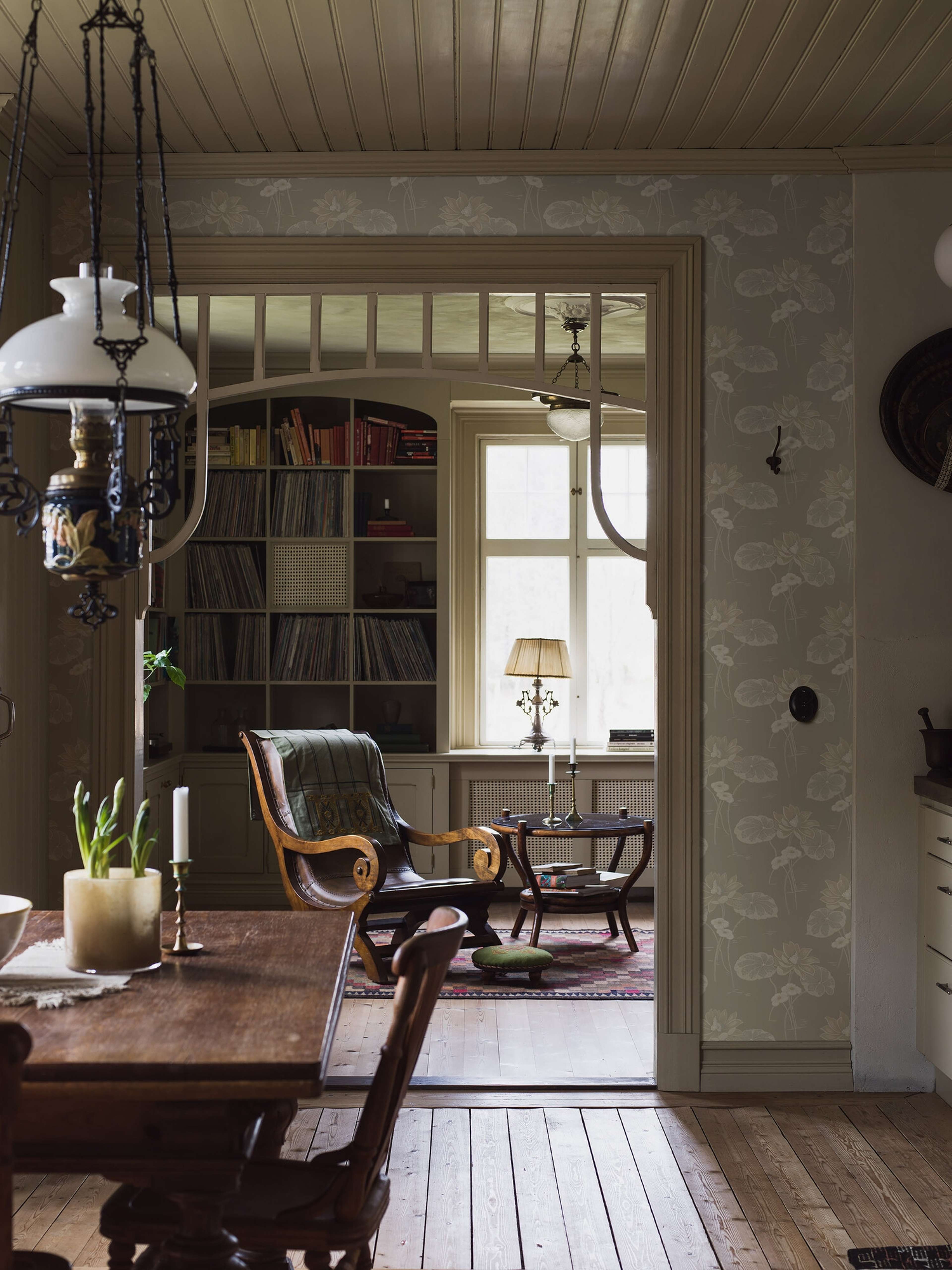 Haga tapet med blommigt mönster i grå. Från kollektionen Alla Tiders Hus. Nonwoven-material med förskjuten passning. Passar i vardagsrum, matsal och kök.​​​​‌﻿‍﻿​‍​‍‌‍﻿﻿‌﻿​‍‌‍‍‌‌‍‌﻿‌‍‍‌‌‍﻿‍​‍​‍​﻿‍‍​‍​‍‌﻿​﻿‌‍​‌‌‍﻿‍‌‍‍‌‌﻿‌​‌﻿‍‌​‍﻿‍‌‍‍‌‌‍﻿﻿​‍​‍​‍﻿​​‍​‍‌‍‍​‌﻿​‍‌‍‌‌‌‍‌‍​‍​‍​﻿‍‍​‍​‍‌‍‍​‌﻿‌​‌﻿‌​‌﻿​​‌﻿​﻿​﻿‍‍​‍﻿﻿​‍﻿﻿‌﻿‌﻿‌﻿‌﻿‌﻿‌﻿​‍﻿‍‌‍​﻿‌‍﻿﻿‌‍﻿​‌‍﻿﻿‌﻿​‍‌‍​‌‌‍﻿‌‌‍​‌​‍﻿‍‌﻿​﻿‌‍‌‌​‍﻿﻿‌﻿​﻿‌﻿‌​‌﻿‌‌‌‍‌​‌‍‍‌‌‍﻿﻿​‍﻿﻿‌‍‍‌‌‍﻿‍‌﻿‌​‌‍‌‌‌‍﻿‍‌﻿‌​​‍﻿﻿‌‍‌‌‌‍‌​‌‍‍‌‌﻿‌​​‍﻿﻿‌‍﻿‌‌‍﻿﻿‌‍‌​‌‍‌‌​﻿﻿‌‌﻿​​‌﻿​‍‌‍‌‌‌﻿​﻿‌‍‌‌‌‍﻿‍‌﻿‌​‌‍​‌‌﻿‌​‌‍‍‌‌‍﻿﻿‌‍﻿‍​﻿‍﻿‌‍‍‌‌‍‌​​﻿﻿‌‌‍‍‌‌‍﻿‌‌‍​‌‌‍‌﻿‌‍‌‌​‍﻿‌‌‍​‍​﻿​‍‌‍‌​​﻿​‍‌‍​﻿‌‍​﻿​﻿‍​​﻿​‌‌‍‌​​﻿‌﻿​﻿‌‍​﻿‌‍‌‍‌‌‌‍‌‌​﻿‌‍​﻿​‌​﻿‌​​﻿​﻿​﻿‍​‌‍​‍​﻿​‍‌‍​﻿​﻿​‍‌‍‌​‌‍​‍​﻿​﻿​﻿​﻿‌‍‌‍​﻿‌﻿‌‍​‌​﻿‌​​﻿‌﻿​﻿‍​​﻿‍‌​﻿​​‌‍‌‍​﻿​‍​﻿‌​‌‍​‍​﻿‌‌​‍﻿‌​﻿​‌​﻿‌‌​﻿​​​﻿​​‌﻿‍​​﻿​‍​﻿​​​﻿​​​﻿​​​‍﻿‌‌‍‍‍‌﻿​​‌‍‌﻿​﻿‍﻿‌﻿‌​‌﻿‍‌‌﻿​​‌‍‌‌​﻿﻿‌‌﻿​﻿‌‍​‌‌‍﻿‍‌‍‍‌‌﻿‌​‌﻿‍‌​‍﻿‍‌‍‍‌‌‍﻿‌‌‍​‌‌‍‌﻿‌‍‌‌‌​​‌‌﻿​﻿‌﻿​﻿‌‍‌‌‌﻿‌​​﻿‍﻿‌﻿​​‌‍​‌‌﻿‌​‌‍‍​​﻿﻿‌‌‍​‌‌‍﻿​‌﻿‌​‌‌‌​‌‍‌‌‌﻿‍​‌﻿‌​​﻿﻿﻿‌‍​‍‌‍​‌‌﻿​﻿‌‍‌‌‌‌‌‌‌﻿​‍‌‍﻿​​﻿﻿‌‌‍‍​‌﻿‌​‌﻿‌​‌﻿​​‌﻿​﻿​‍‌‌​﻿​﻿‌​​‌​‍‌‌​﻿​‍‌​‌‍​‍‌‌​﻿​‍‌​‌‍‌﻿‌﻿‌﻿‌﻿‌﻿‌﻿​‍﻿‍‌‍​﻿‌‍﻿﻿‌‍﻿​‌‍﻿﻿‌﻿​‍‌‍​‌‌‍﻿‌‌‍​‌​‍﻿‍‌﻿​﻿‌‍‌‌​‍‌‌​﻿​‍‌​‌‍‌﻿​﻿‌﻿‌​‌﻿‌‌‌‍‌​‌‍‍‌‌‍﻿﻿​‍‌‍‌‍‍‌‌‍‌​​﻿﻿‌‌‍‍‌‌‍﻿‌‌‍​‌‌‍‌﻿‌‍‌‌​‍﻿‌‌‍​‍​﻿​‍‌‍‌​​﻿​‍‌‍​﻿‌‍​﻿​﻿‍​​﻿​‌‌‍‌​​﻿‌﻿​﻿‌‍​﻿‌‍‌‍‌‌‌‍‌‌​﻿‌‍​﻿​‌​﻿‌​​﻿​﻿​﻿‍​‌‍​‍​﻿​‍‌‍​﻿​﻿​‍‌‍‌​‌‍​‍​﻿​﻿​﻿​﻿‌‍‌‍​﻿‌﻿‌‍​‌​﻿‌​​﻿‌﻿​﻿‍​​﻿‍‌​﻿​​‌‍‌‍​﻿​‍​﻿‌​‌‍​‍​﻿‌‌​‍﻿‌​﻿​‌​﻿‌‌​﻿​​​﻿​​‌﻿‍​​﻿​‍​﻿​​​﻿​​​﻿​​​‍﻿‌‌‍‍‍‌﻿​​‌‍‌﻿​‍‌‍‌﻿‌​‌﻿‍‌‌﻿​​‌‍‌‌​﻿﻿‌‌﻿​﻿‌‍​‌‌‍﻿‍‌‍‍‌‌﻿‌​‌﻿‍‌​‍﻿‍‌‍‍‌‌‍﻿‌‌‍​‌‌‍‌﻿‌‍‌‌‌​​‌‌﻿​﻿‌﻿​﻿‌‍‌‌‌﻿‌​​‍‌‍‌﻿​​‌‍​‌‌﻿‌​‌‍‍​​﻿﻿‌‌‍​‌‌‍﻿​‌﻿‌​‌‌‌​‌‍‌‌‌﻿‍​‌﻿‌​​‍‌‍‌﻿​​‌‍‌‌‌﻿​‍‌﻿​﻿‌﻿​​‌‍‌‌‌‍​﻿‌﻿‌​‌‍‍‌‌﻿‌‍‌‍‌‌​﻿﻿‌‌﻿​​‌﻿‌‌‌‍​‍‌‍﻿​‌‍‍‌‌﻿​﻿‌‍‍​‌‍‌‌‌‍‌​​‍​‍‌﻿﻿‌