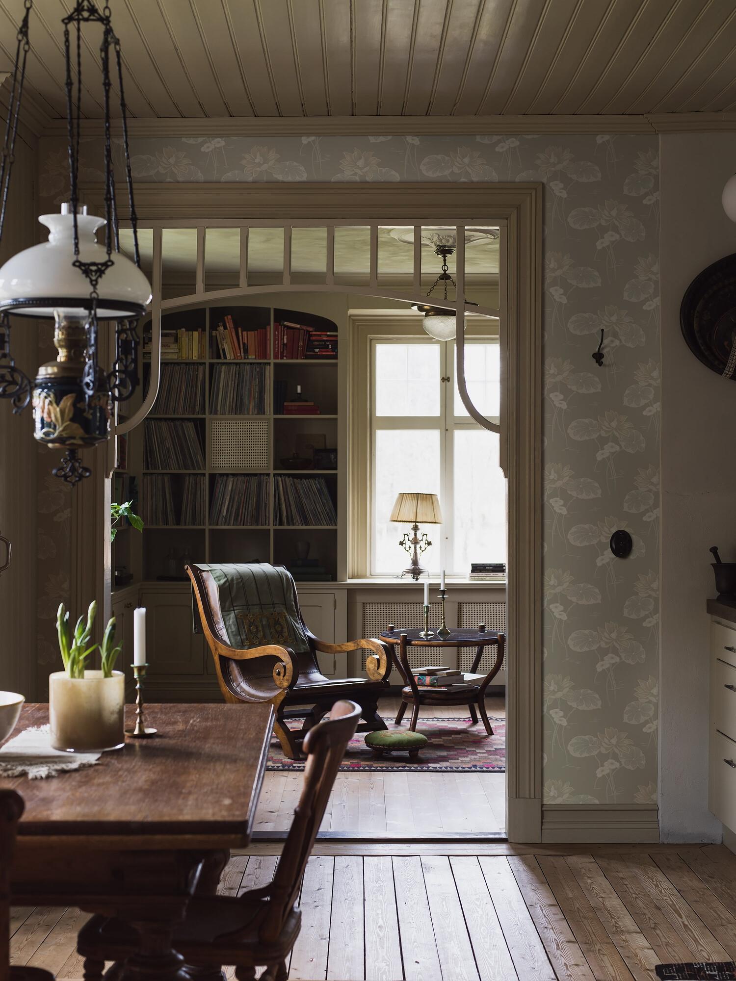 Haga tapet med blommigt mönster i grå. Från kollektionen Alla Tiders Hus. Nonwoven-material med förskjuten passning. Passar i vardagsrum, matsal och kök.