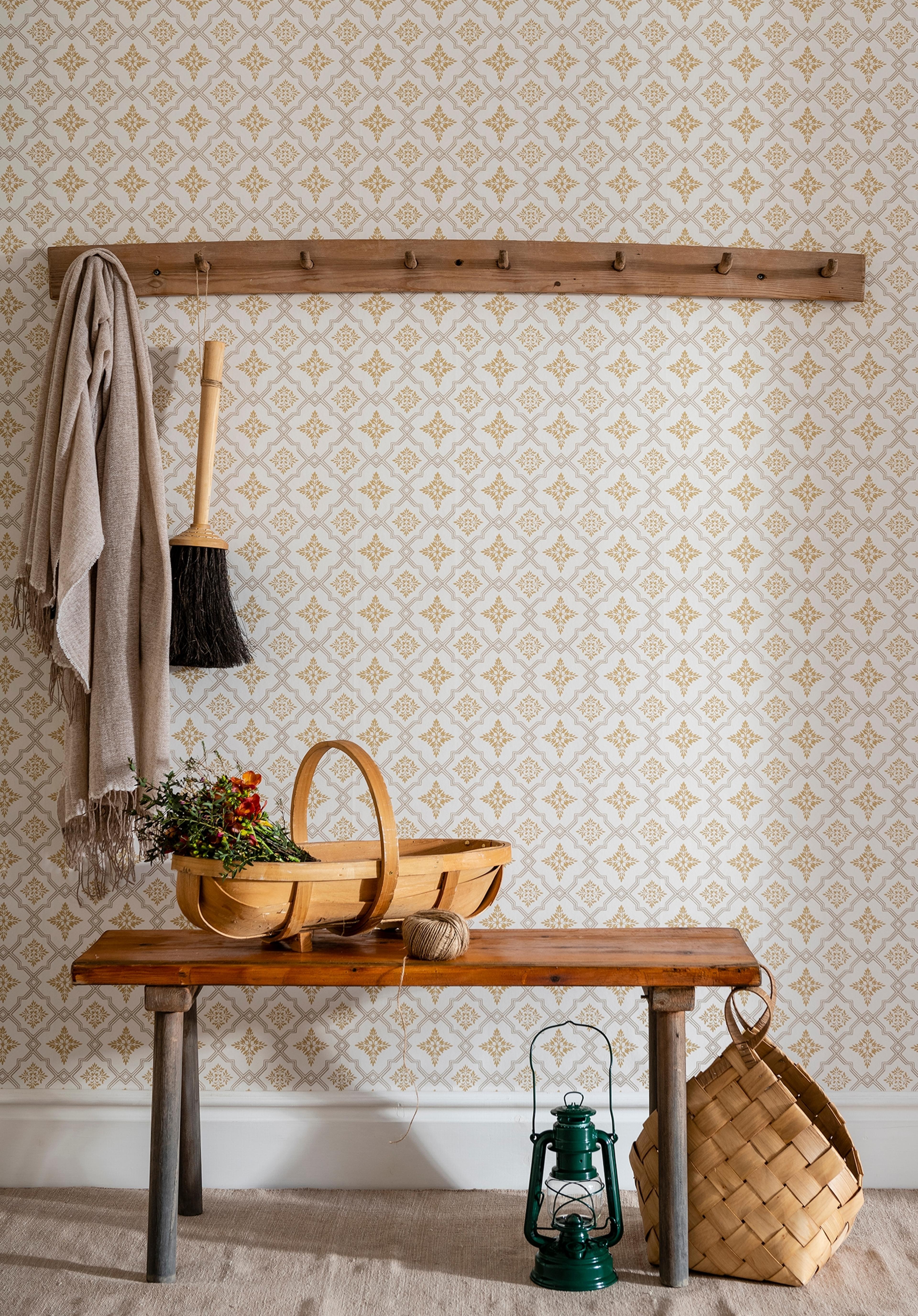 Börsjö, Beige tapet från duro med rutigt mönster i beige. Från kollektionen Gammalsvenska QuickUp. Nonwoven-material med rak passning. Country, city-stil.