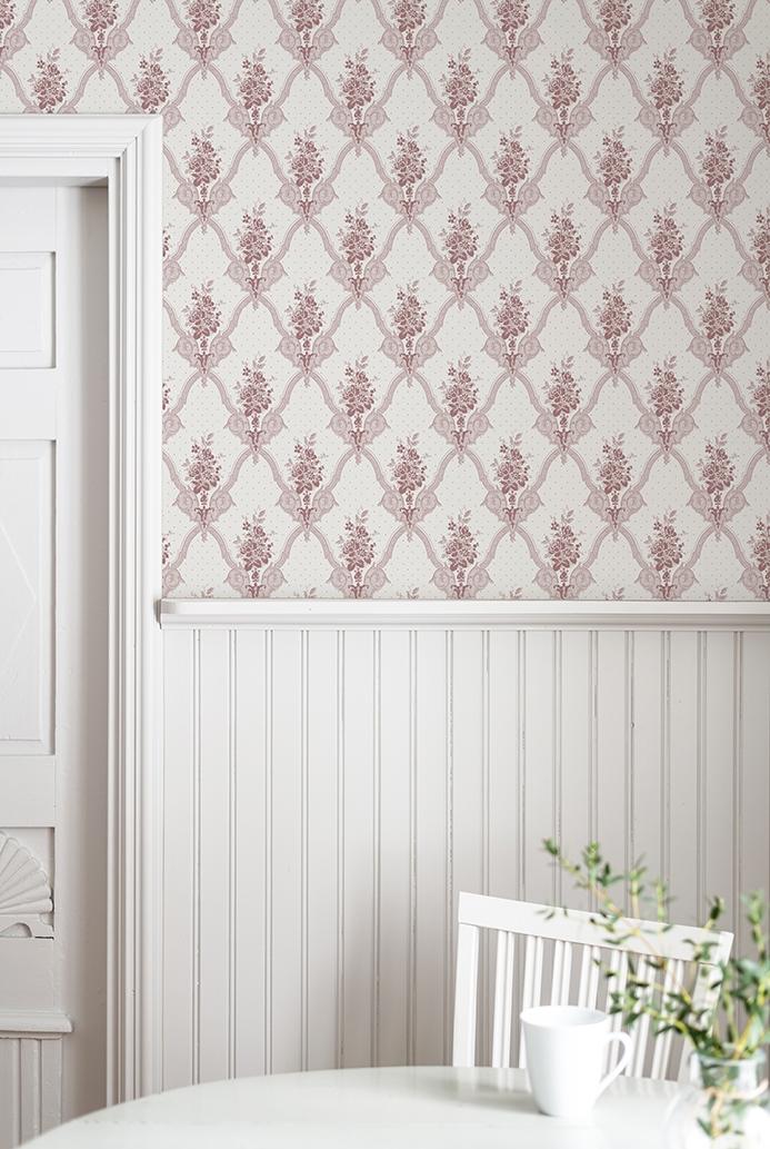 Magasinet, Röd tapet från duro med medaljonger mönster i röd. Från kollektionen Gammalsvenska QuickUp. Nonwoven-material med rak passning.