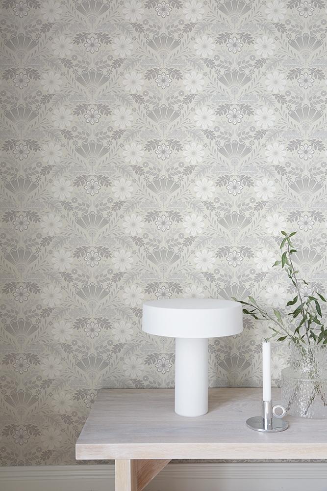 Sunnanö Klockrike, gråbeige tapet med blommigt mönster i grå. Från kollektionen Sunnanö. Nonwoven-material med rak passning.