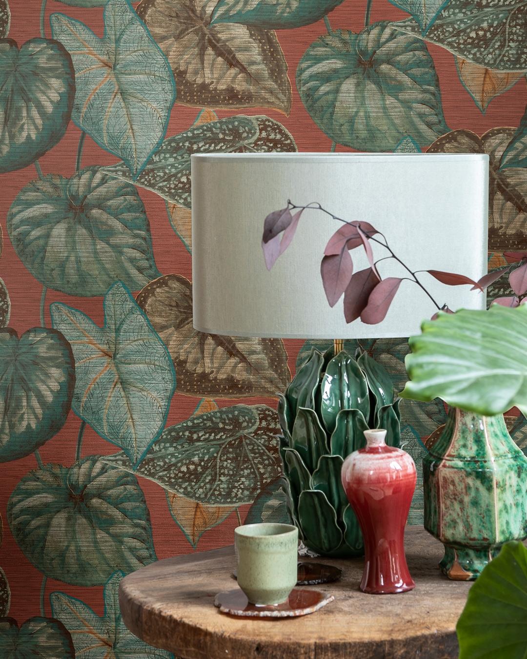 Tropical Leaves tapet med botaniskt mönster i röd. Från kollektionen Tahiti. Nonwoven-material med förskjuten passning. Passar i vardagsrum, matsal och hall.