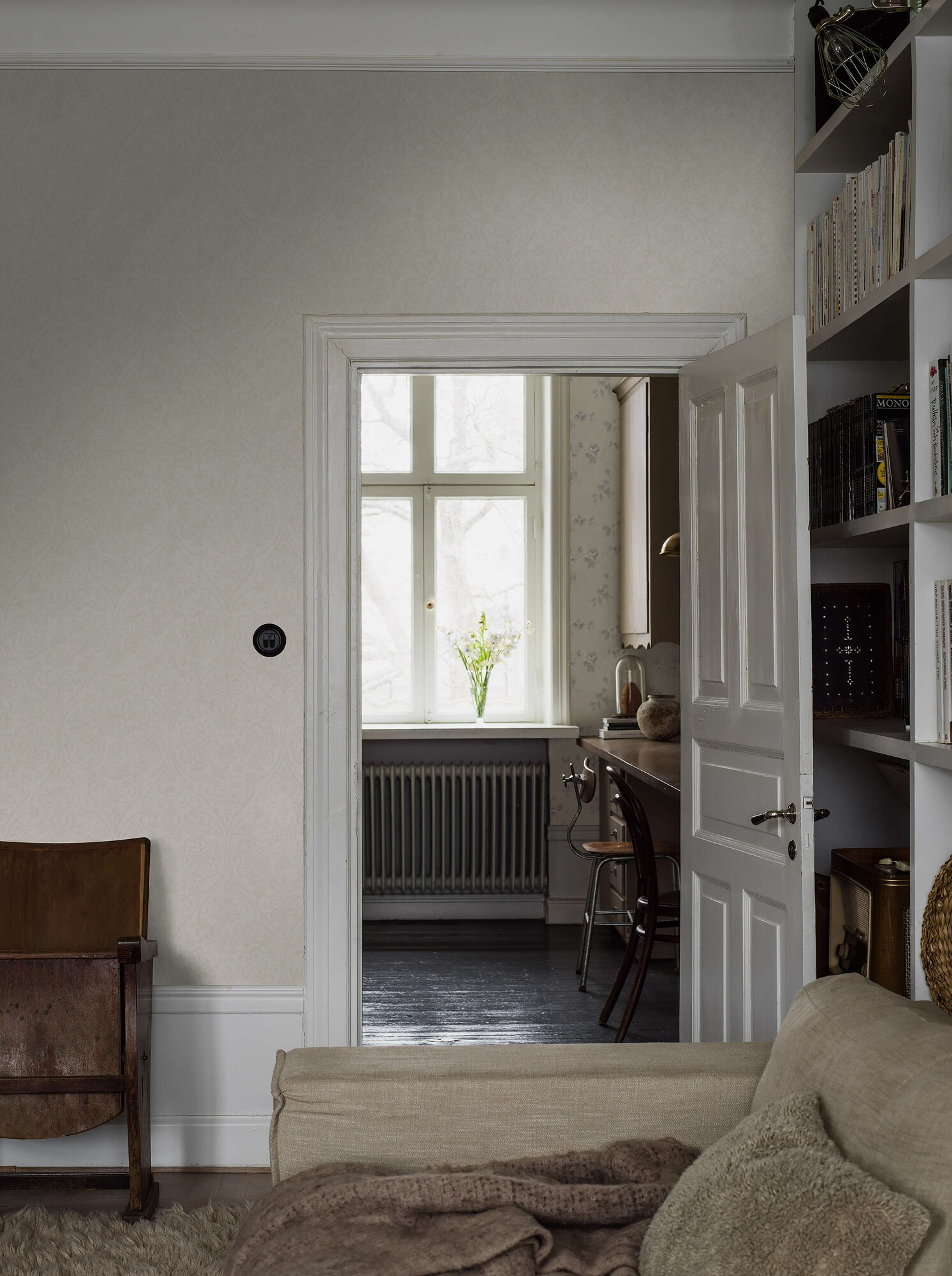 Hidden Medallion tapet tapet med medaljonger mönster i vit. Från kollektionen Dreamy Escape. Nonwoven-material med rak passning. Passar i vardagsrum och matsal.​​​​‌﻿‍﻿​‍​‍‌‍﻿﻿‌﻿​‍‌‍‍‌‌‍‌﻿‌‍‍‌‌‍﻿‍​‍​‍​﻿‍‍​‍​‍‌﻿​﻿‌‍​‌‌‍﻿‍‌‍‍‌‌﻿‌​‌﻿‍‌​‍﻿‍‌‍‍‌‌‍﻿﻿​‍​‍​‍﻿​​‍​‍‌‍‍​‌﻿​‍‌‍‌‌‌‍‌‍​‍​‍​﻿‍‍​‍​‍‌‍‍​‌﻿‌​‌﻿‌​‌﻿​​‌﻿​﻿​﻿‍‍​‍﻿﻿​‍﻿﻿‌﻿‌﻿‌﻿‌﻿‌﻿‌﻿​‍﻿‍‌‍​﻿‌‍﻿﻿‌‍﻿​‌‍﻿﻿‌﻿​‍‌‍​‌‌‍﻿‌‌‍​‌​‍﻿‍‌﻿​﻿‌‍‌‌​‍﻿﻿‌﻿​﻿‌﻿‌​‌﻿‌‌‌‍‌​‌‍‍‌‌‍﻿﻿​‍﻿﻿‌‍‍‌‌‍﻿‍‌﻿‌​‌‍‌‌‌‍﻿‍‌﻿‌​​‍﻿﻿‌‍‌‌‌‍‌​‌‍‍‌‌﻿‌​​‍﻿﻿‌‍﻿‌‌‍﻿﻿‌‍‌​‌‍‌‌​﻿﻿‌‌﻿​​‌﻿​‍‌‍‌‌‌﻿​﻿‌‍‌‌‌‍﻿‍‌﻿‌​‌‍​‌‌﻿‌​‌‍‍‌‌‍﻿﻿‌‍﻿‍​﻿‍﻿‌‍‍‌‌‍‌​​﻿﻿‌‌‍‍‌‌‍﻿‌‌‍​‌‌‍‌﻿‌‍‌‌​‍﻿‌‌‍​‍​﻿‌‌‌‍​﻿​﻿‌﻿​﻿‌‍‌‍‌‍​﻿‌﻿​﻿‍​‌‍​‍​﻿‍​​﻿‌‍​﻿‌‌‌‍‌​​﻿‌​​﻿‌﻿‌‍‌​‌‍​‍​﻿​‍‌‍​‌​﻿‍​‌‍​‌‌‍​‌​﻿‍​​﻿‍‌‌‍​‌​﻿‌‍‌‍‌‌​﻿​﻿​﻿‍​​﻿‌​‌‍‌‌​﻿​﻿‌‍​﻿​﻿​‌​﻿​﻿​﻿‍‌‌‍​‍​﻿‌‍‌‍‌​​﻿​﻿​‍﻿‌​﻿​‌​﻿‌​​﻿‍‌​﻿​﻿‌﻿‍​​﻿​‍​﻿​​​﻿​​​﻿​​​‍﻿‌‌‍‍‍‌﻿​​‌‍‌﻿​﻿‍﻿‌﻿‌​‌﻿‍‌‌﻿​​‌‍‌‌​﻿﻿‌‌﻿​﻿‌‍​‌‌‍﻿‍‌‍‍‌‌﻿‌​‌﻿‍‌​‍﻿‍‌‍‍‌‌‍﻿‌‌‍​‌‌‍‌﻿‌‍‌‌‌​​‌‌﻿​﻿‌﻿​﻿‌‍‌‌‌﻿‌​​﻿‍﻿‌﻿​​‌‍​‌‌﻿‌​‌‍‍​​﻿﻿‌‌‍​‌‌‍﻿​‌﻿‌​‌‌‌​‌‍‌‌‌﻿‍​‌﻿‌​​﻿﻿﻿‌‍​‍‌‍​‌‌﻿​﻿‌‍‌‌‌‌‌‌‌﻿​‍‌‍﻿​​﻿﻿‌‌‍‍​‌﻿‌​‌﻿‌​‌﻿​​‌﻿​﻿​‍‌‌​﻿​﻿‌​​‌​‍‌‌​﻿​‍‌​‌‍​‍‌‌​﻿​‍‌​‌‍‌﻿‌﻿‌﻿‌﻿‌﻿‌﻿​‍﻿‍‌‍​﻿‌‍﻿﻿‌‍﻿​‌‍﻿﻿‌﻿​‍‌‍​‌‌‍﻿‌‌‍​‌​‍﻿‍‌﻿​﻿‌‍‌‌​‍‌‌​﻿​‍‌​‌‍‌﻿​﻿‌﻿‌​‌﻿‌‌‌‍‌​‌‍‍‌‌‍﻿﻿​‍‌‍‌‍‍‌‌‍‌​​﻿﻿‌‌‍‍‌‌‍﻿‌‌‍​‌‌‍‌﻿‌‍‌‌​‍﻿‌‌‍​‍​﻿‌‌‌‍​﻿​﻿‌﻿​﻿‌‍‌‍‌‍​﻿‌﻿​﻿‍​‌‍​‍​﻿‍​​﻿‌‍​﻿‌‌‌‍‌​​﻿‌​​﻿‌﻿‌‍‌​‌‍​‍​﻿​‍‌‍​‌​﻿‍​‌‍​‌‌‍​‌​﻿‍​​﻿‍‌‌‍​‌​﻿‌‍‌‍‌‌​﻿​﻿​﻿‍​​﻿‌​‌‍‌‌​﻿​﻿‌‍​﻿​﻿​‌​﻿​﻿​﻿‍‌‌‍​‍​﻿‌‍‌‍‌​​﻿​﻿​‍﻿‌​﻿​‌​﻿‌​​﻿‍‌​﻿​﻿‌﻿‍​​﻿​‍​﻿​​​﻿​​​﻿​​​‍﻿‌‌‍‍‍‌﻿​​‌‍‌﻿​‍‌‍‌﻿‌​‌﻿‍‌‌﻿​​‌‍‌‌​﻿﻿‌‌﻿​﻿‌‍​‌‌‍﻿‍‌‍‍‌‌﻿‌​‌﻿‍‌​‍﻿‍‌‍‍‌‌‍﻿‌‌‍​‌‌‍‌﻿‌‍‌‌‌​​‌‌﻿​﻿‌﻿​﻿‌‍‌‌‌﻿‌​​‍‌‍‌﻿​​‌‍​‌‌﻿‌​‌‍‍​​﻿﻿‌‌‍​‌‌‍﻿​‌﻿‌​‌‌‌​‌‍‌‌‌﻿‍​‌﻿‌​​‍‌‍‌﻿​​‌‍‌‌‌﻿​‍‌﻿​﻿‌﻿​​‌‍‌‌‌‍​﻿‌﻿‌​‌‍‍‌‌﻿‌‍‌‍‌‌​﻿﻿‌‌﻿​​‌﻿‌‌‌‍​‍‌‍﻿​‌‍‍‌‌﻿​﻿‌‍‍​‌‍‌‌‌‍‌​​‍​‍‌﻿﻿‌