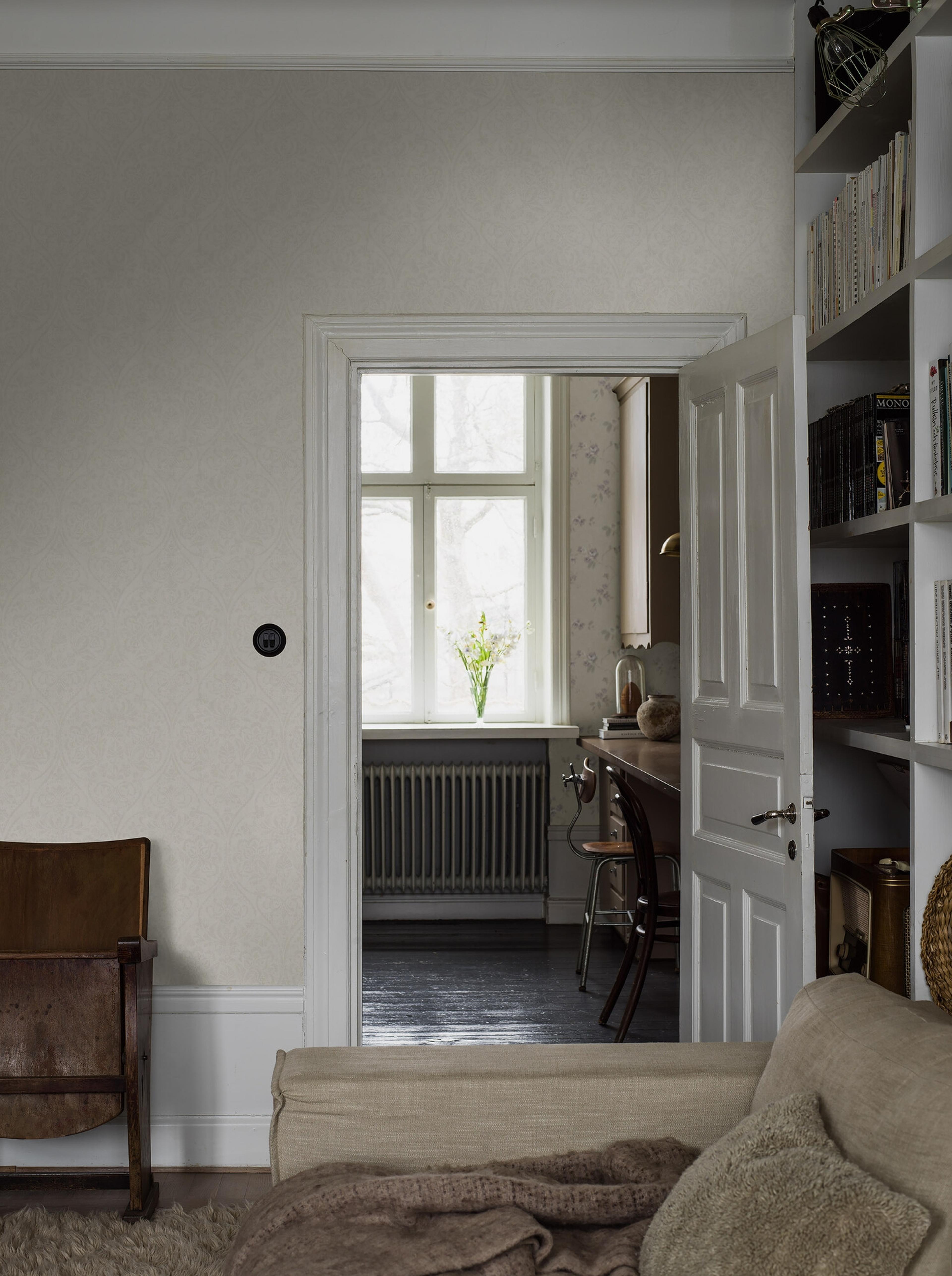 Hidden Medallion tapet tapet med medaljonger mönster i vit. Från kollektionen Dreamy Escape. Nonwoven-material med rak passning. Passar i vardagsrum och matsal.