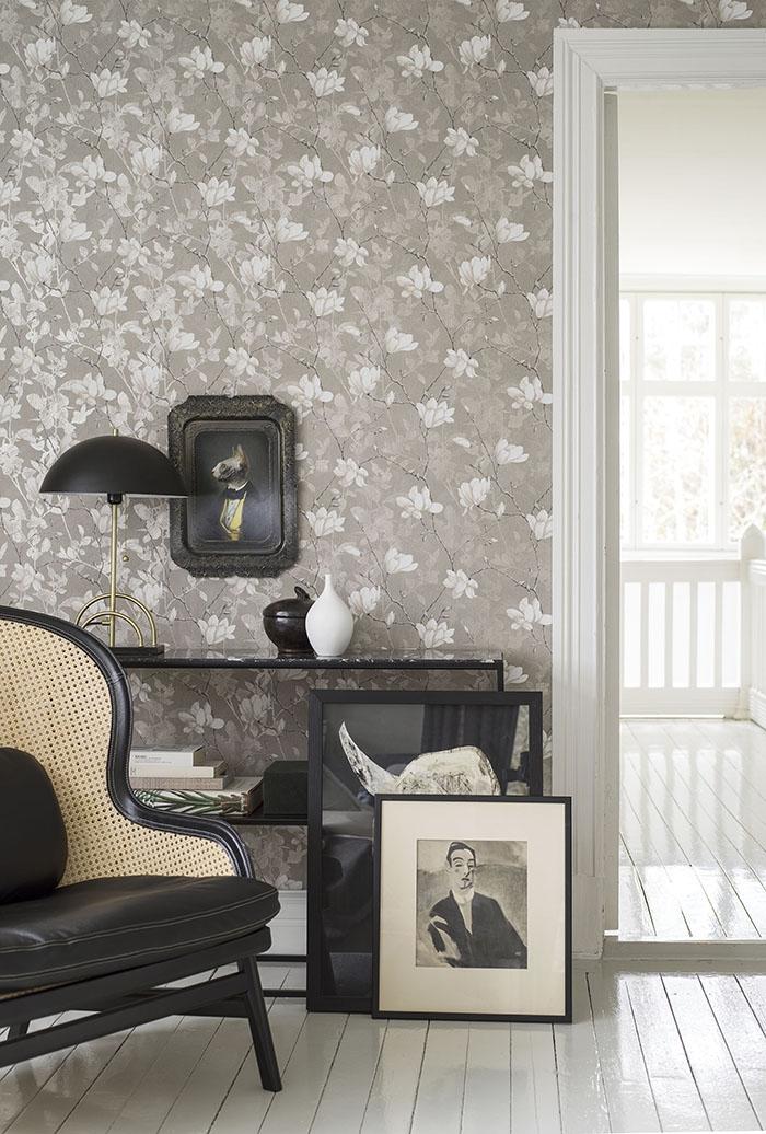 Lily Tree, grå tapet från Boråstapeter med blommigt mönster i silver och beige. Från kollektionen In Bloom. Nonwoven-material med rak passning. Country, city-stil. Passar i vardagsrum, sovrum och hall.