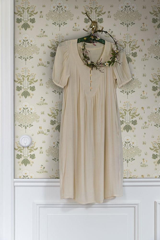 Edla tapet med blommigt mönster i beige. Från kollektionen hjärterum. Nonwoven-material med rak passning.