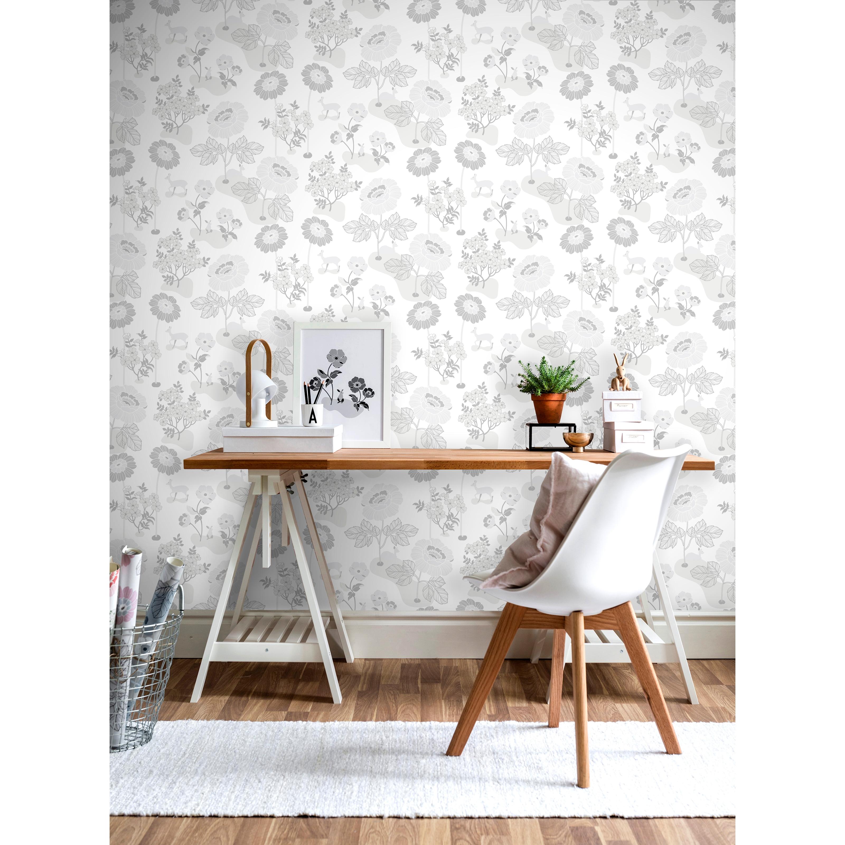 Blomsteräng, silver tapet från duro med blommigt mönster i grå. Från kollektionen Duro 1900. Nonwoven-material med förskjuten mönsterpassning.