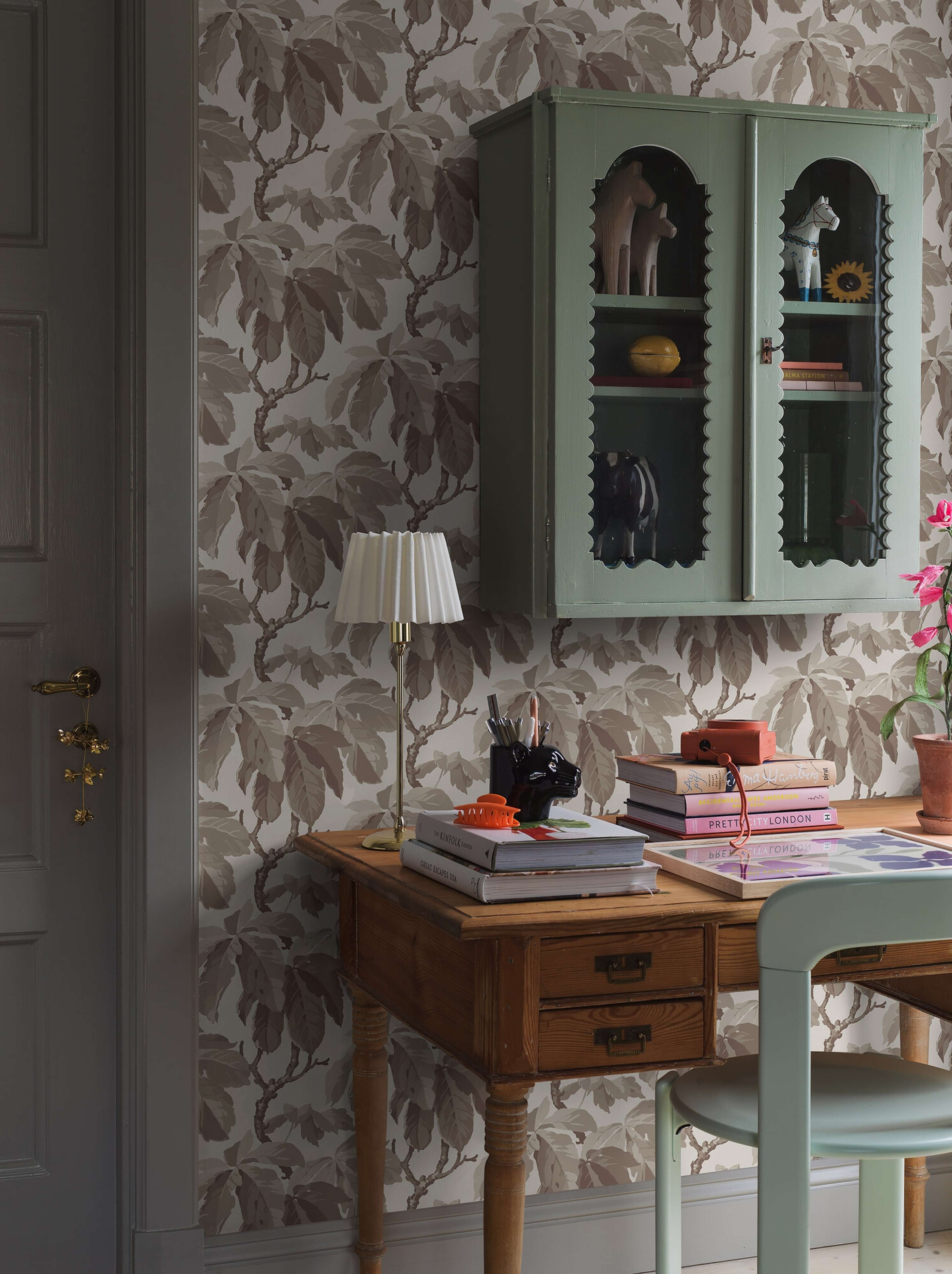 Kastanj tapet med botaniskt mönster i vit. Från kollektionen New Heritage. Nonwoven-material med rak passning.