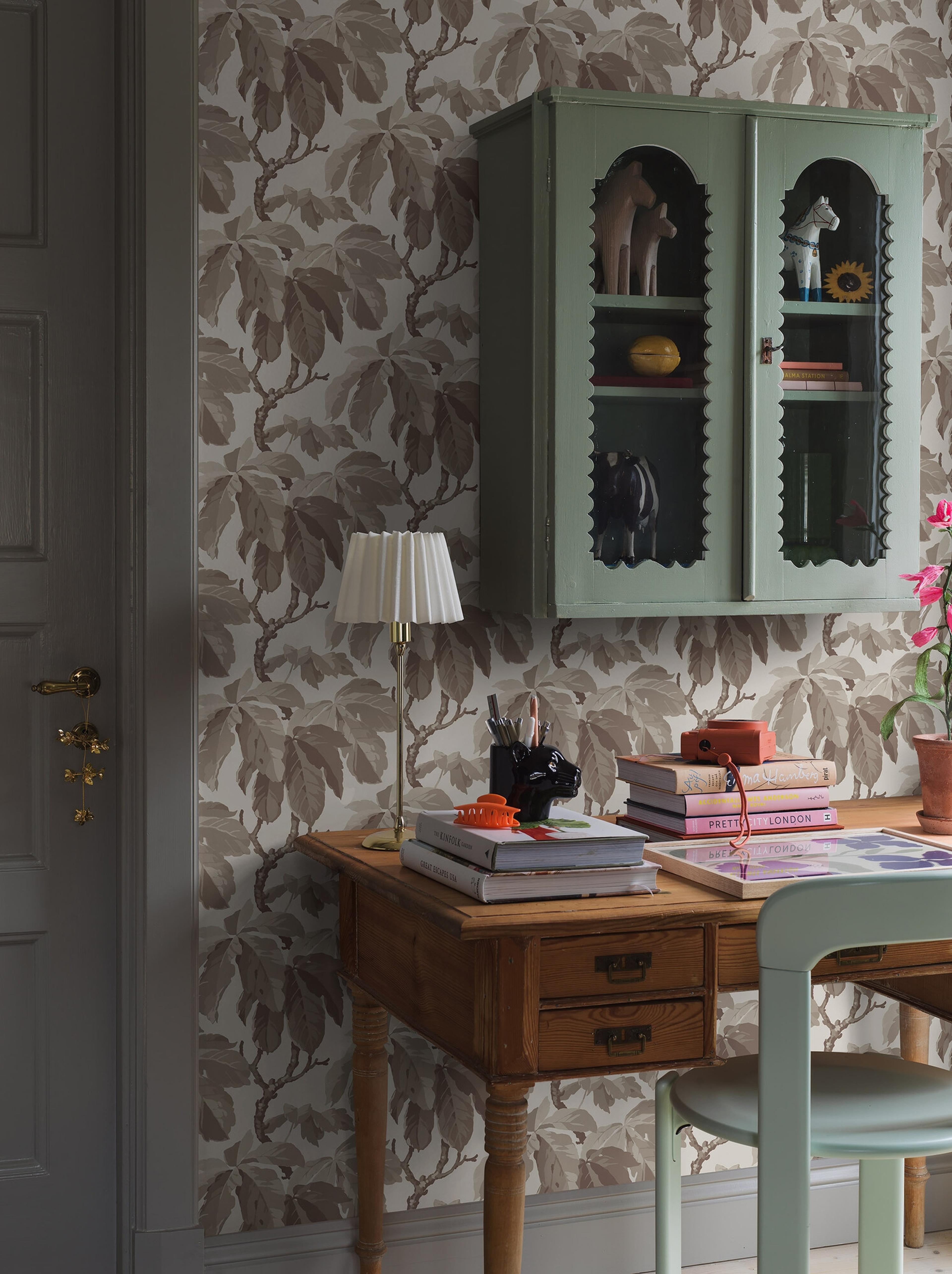 Kastanj tapet med botaniskt mönster i vit. Från kollektionen New Heritage. Nonwoven-material med rak passning.