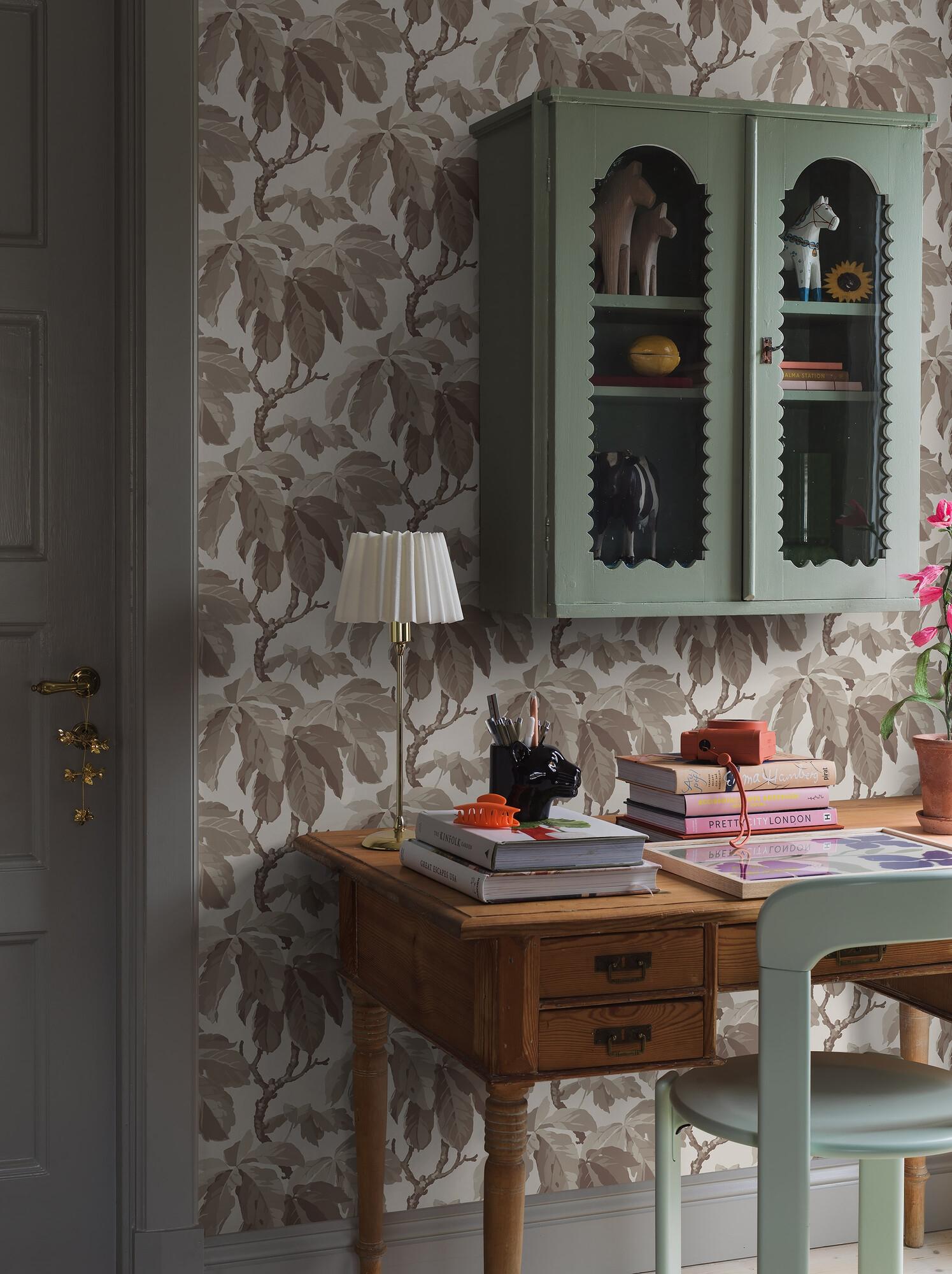 Kastanj tapet med botaniskt mönster i vit. Från kollektionen New Heritage. Nonwoven-material med rak passning.