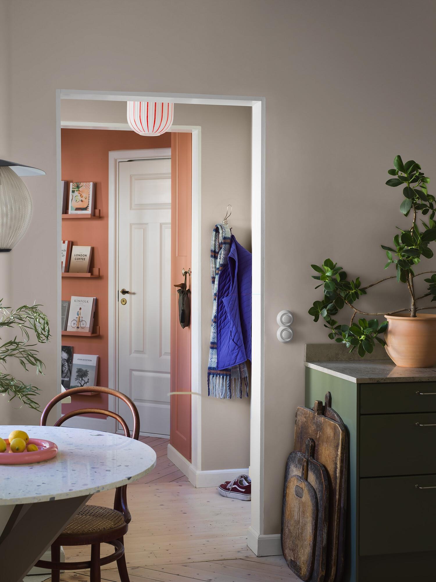 Moon Sand tapet enfärgad i beige. Från kollektionen Pigment. Nonwoven-material.