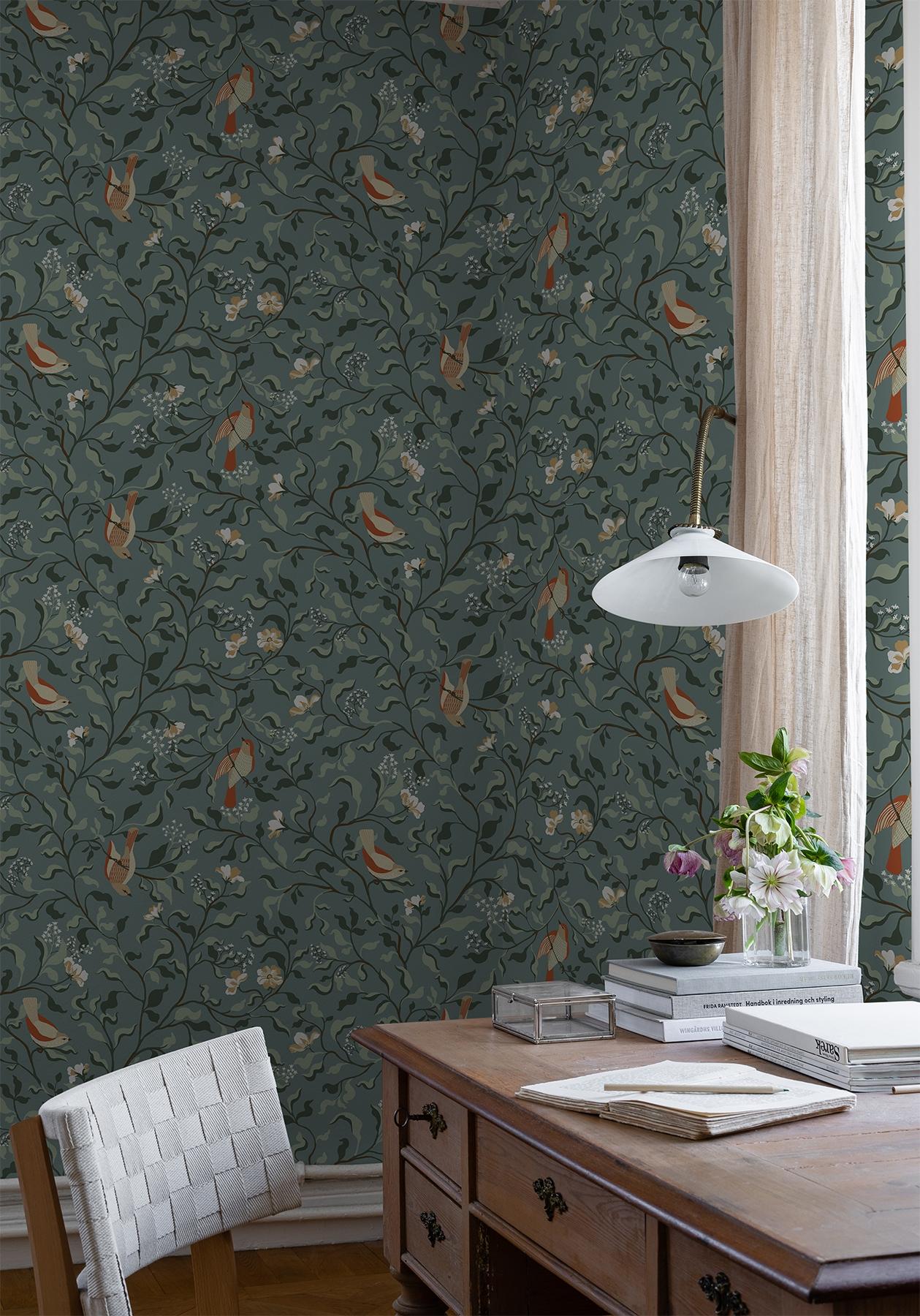 Josefin Blå tapet med botaniskt mönster i blå. Från kollektionen Flora. Nonwoven-material med förskjuten passning.