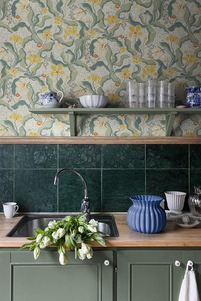 Bodri blommor och blad i grönt och gult tapet med blommigt mönster i gul och grön. Från kollektionen Lina 2. Nonwoven-material med förskjuten passning.
