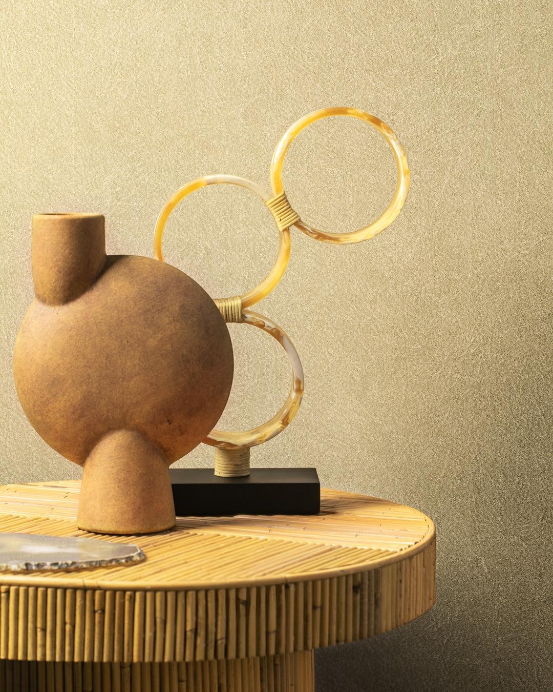 Leather Plain tapet enfärgad i brun. Från kollektionen Tahiti. Nonwoven-material. Passar i vardagsrum, matsal och hall.