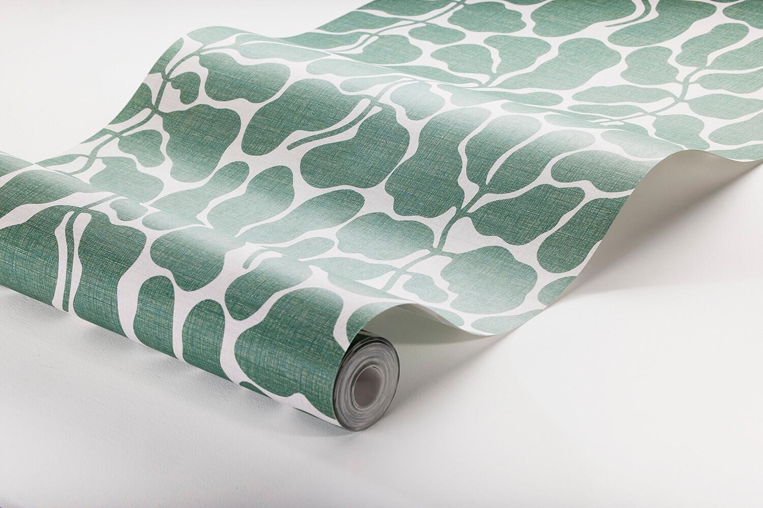 My Secret Garden grön, tapet tapet med botaniskt, grafiskt, retro mönster i grön. Från kollektionen swedish designers. Nonwoven-material med förskjuten passning. Vintage-stil.