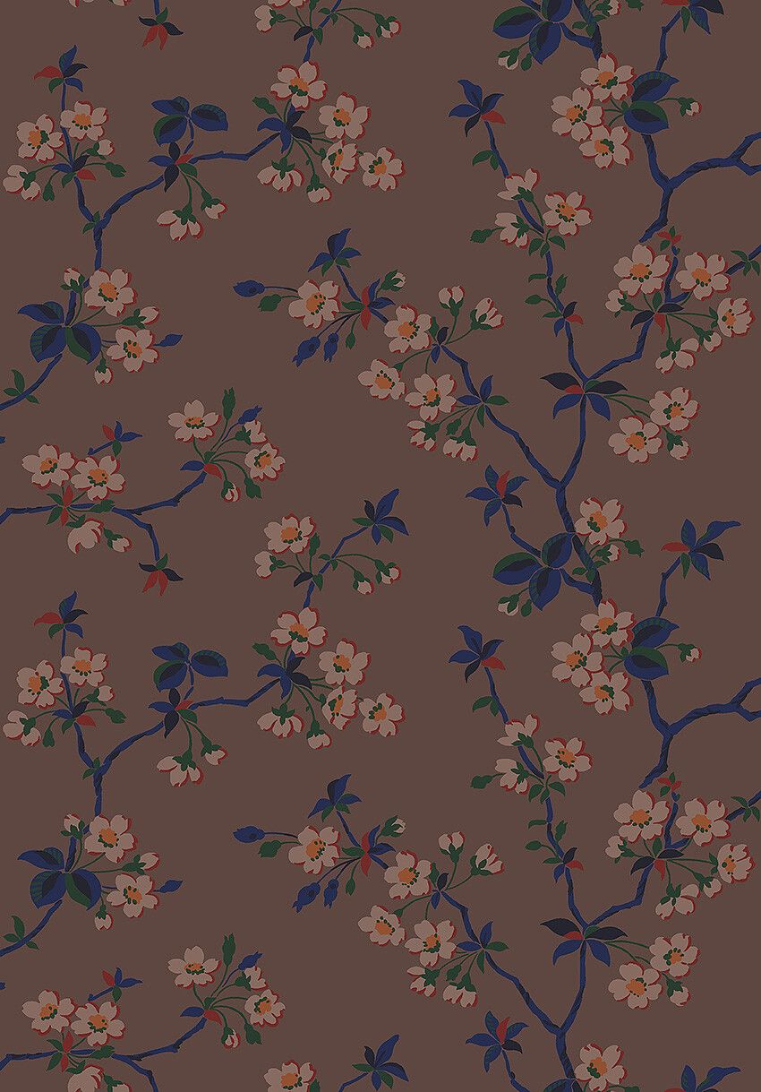 Trädgårdsstaden tapet med blommigt mönster i brun. Från kollektionen Alla Tiders Hus. Nonwoven-material med förskjuten passning. Passar i vardagsrum, matsal och kök.