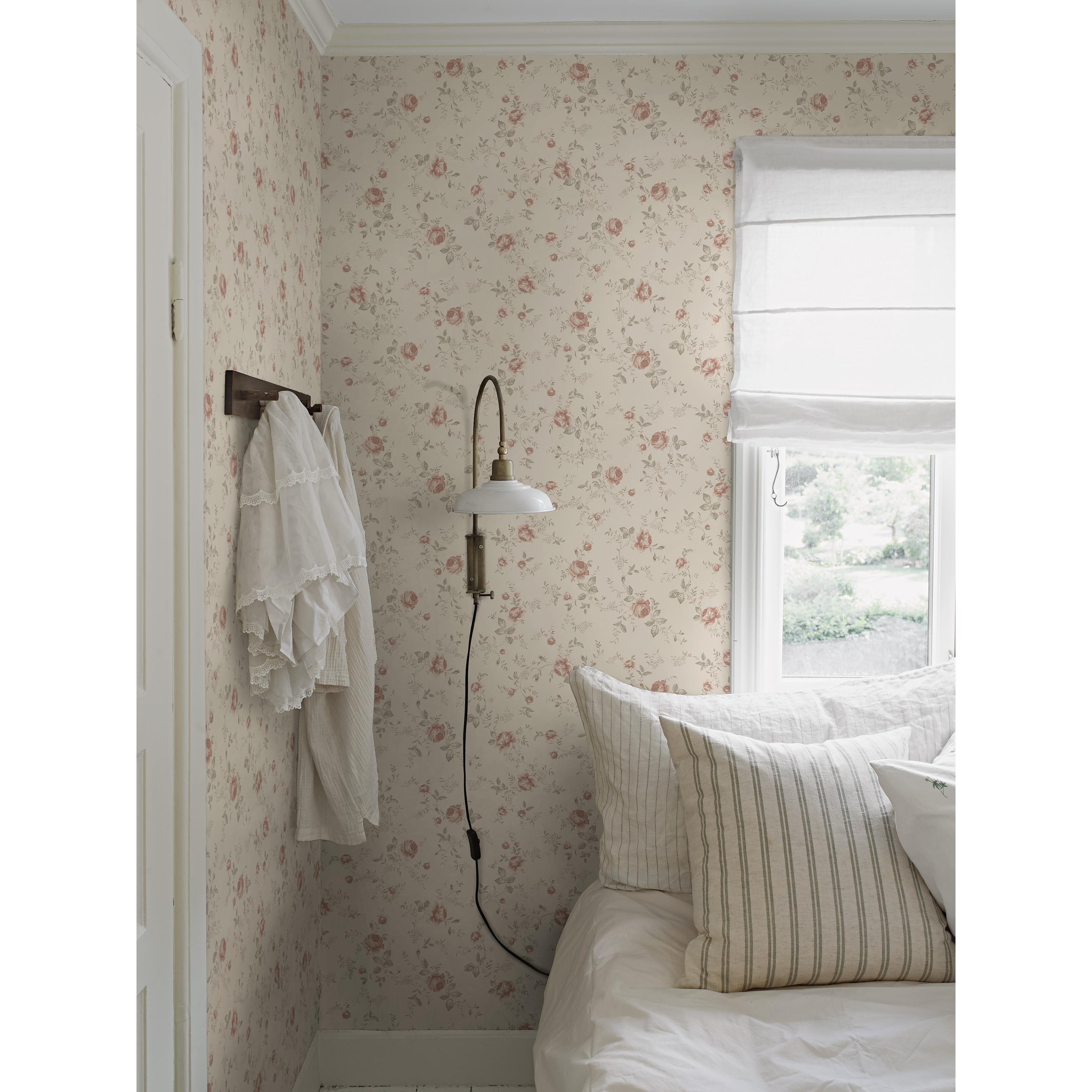 Rose Garden beige, tapet tapet med blommigt, barnrum mönster i beige. Från kollektionen Newbie II Wallpaper. Nonwoven-material med förskjuten passning. Passar i sovrum.