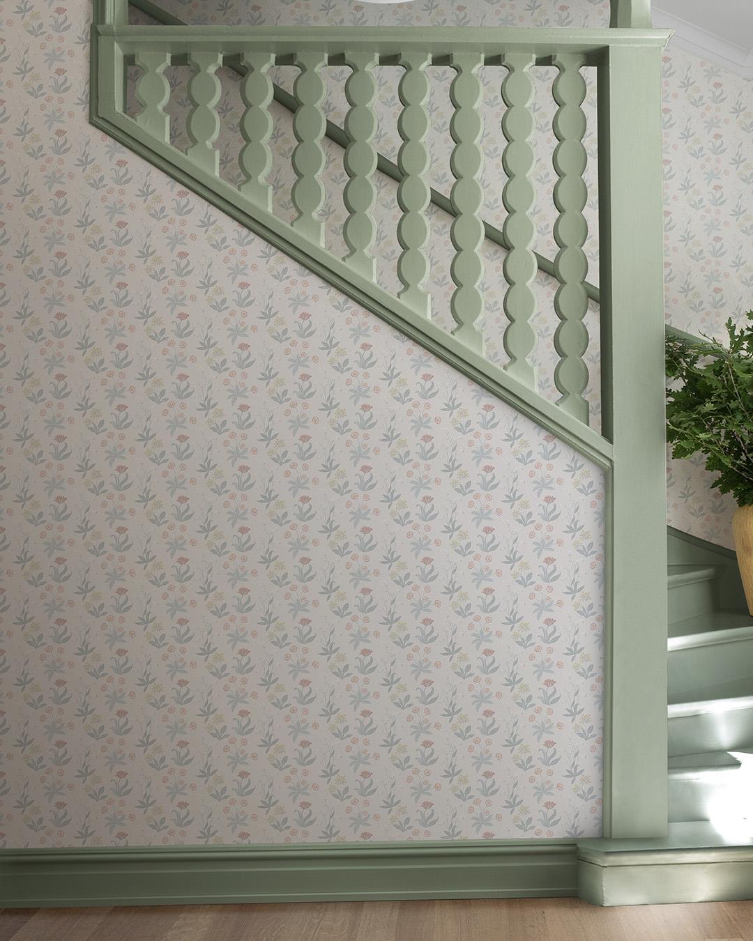 Fleur, vit tapet tapet med blommigt mönster i vit. Från kollektionen Långenäs. Nonwoven-material med rak passning.