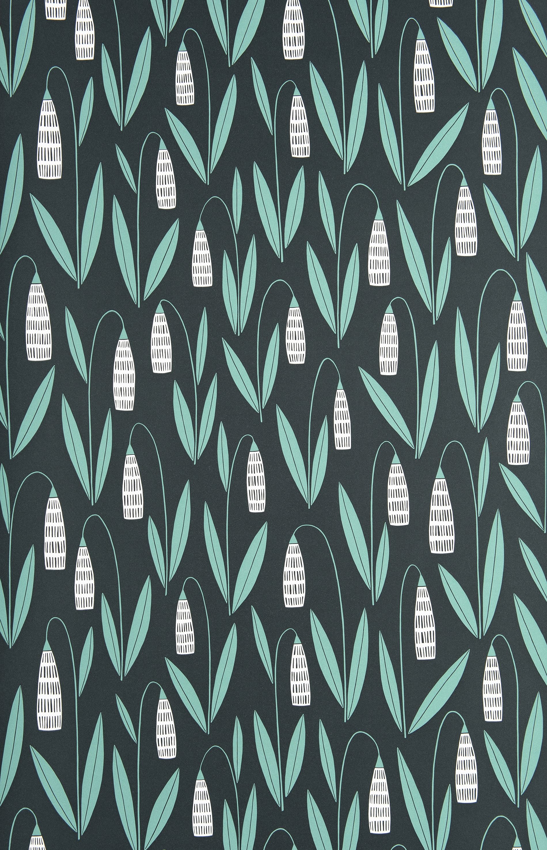 Snowdrops tapet från Midbec med grafiskt mönster i grå. Från kollektionen Seven Sisters. Nonwoven-material med förskjuten passning.