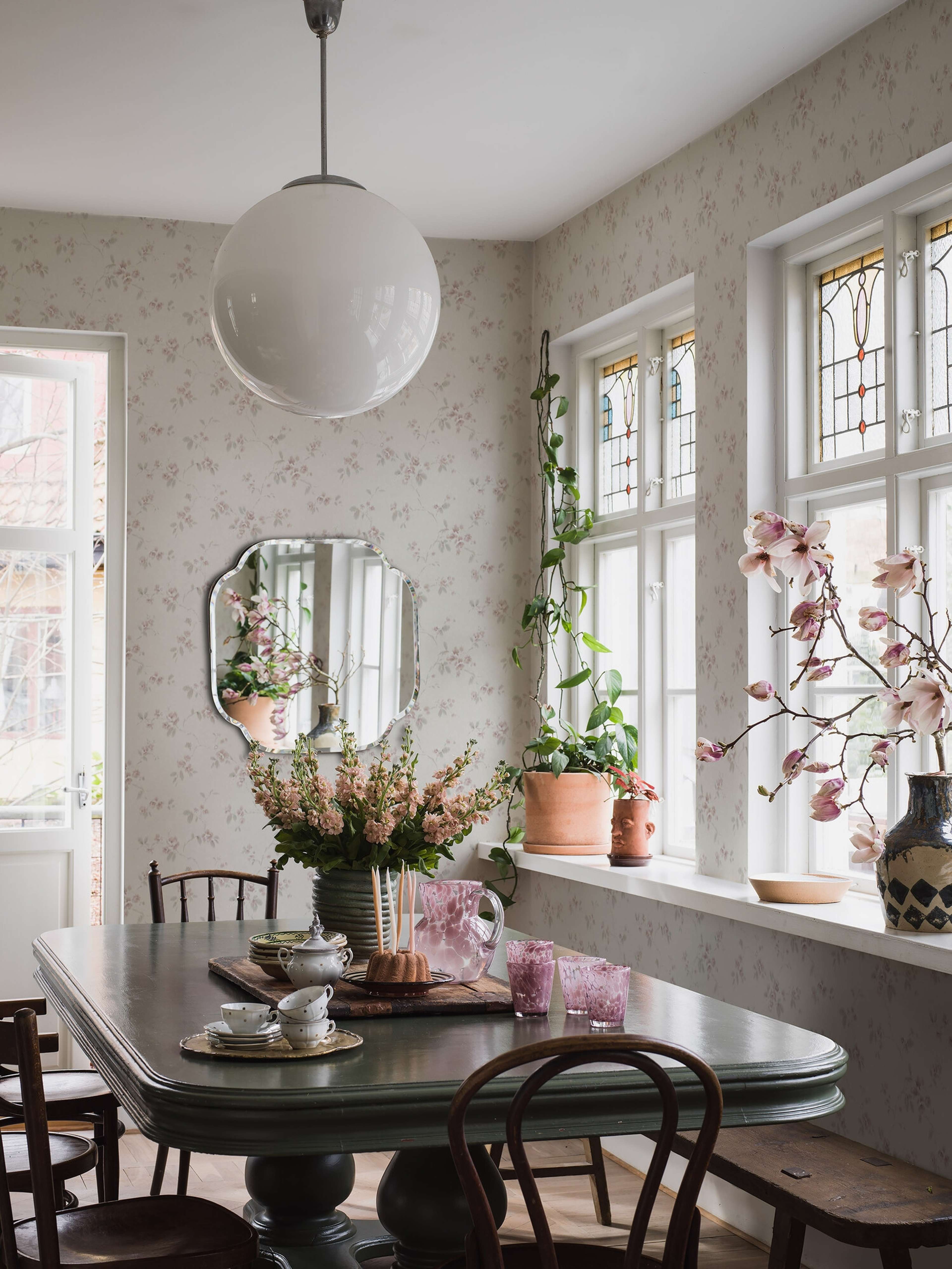 Vintage Rose tapet tapet med blommigt mönster i vit. Från kollektionen Dreamy Escape. Nonwoven-material med förskjuten passning. Passar i vardagsrum och matsal.​​​​‌﻿‍﻿​‍​‍‌‍﻿﻿‌﻿​‍‌‍‍‌‌‍‌﻿‌‍‍‌‌‍﻿‍​‍​‍​﻿‍‍​‍​‍‌﻿​﻿‌‍​‌‌‍﻿‍‌‍‍‌‌﻿‌​‌﻿‍‌​‍﻿‍‌‍‍‌‌‍﻿﻿​‍​‍​‍﻿​​‍​‍‌‍‍​‌﻿​‍‌‍‌‌‌‍‌‍​‍​‍​﻿‍‍​‍​‍‌‍‍​‌﻿‌​‌﻿‌​‌﻿​​‌﻿​﻿​﻿‍‍​‍﻿﻿​‍﻿﻿‌﻿‌﻿‌﻿‌﻿‌﻿‌﻿​‍﻿‍‌‍​﻿‌‍﻿﻿‌‍﻿​‌‍﻿﻿‌﻿​‍‌‍​‌‌‍﻿‌‌‍​‌​‍﻿‍‌﻿​﻿‌‍‌‌​‍﻿﻿‌﻿​﻿‌﻿‌​‌﻿‌‌‌‍‌​‌‍‍‌‌‍﻿﻿​‍﻿﻿‌‍‍‌‌‍﻿‍‌﻿‌​‌‍‌‌‌‍﻿‍‌﻿‌​​‍﻿﻿‌‍‌‌‌‍‌​‌‍‍‌‌﻿‌​​‍﻿﻿‌‍﻿‌‌‍﻿﻿‌‍‌​‌‍‌‌​﻿﻿‌‌﻿​​‌﻿​‍‌‍‌‌‌﻿​﻿‌‍‌‌‌‍﻿‍‌﻿‌​‌‍​‌‌﻿‌​‌‍‍‌‌‍﻿﻿‌‍﻿‍​﻿‍﻿‌‍‍‌‌‍‌​​﻿﻿‌‌‍‍‌‌‍﻿‌‌‍​‌‌‍‌﻿‌‍‌‌​‍﻿‌‌‍​‍‌‍​‌​﻿‍‌​﻿‌​​﻿​﻿‌‍​‍​﻿​‌​﻿​​​﻿​‌‌‍‌‍​﻿‍‌‌‍​﻿‌‍​‍‌‍‌‌‌‍​‌​﻿​​‌‍​﻿​﻿‍‌‌‍​﻿​﻿‌​‌‍‌‍​﻿‍‌​﻿‍‌​﻿‍​​﻿‍​‌‍‌‍‌‍‌​‌‍‌‌​﻿​​‌‍​‍​﻿‍​‌‍‌​​﻿​‍​﻿​‌​﻿​‌​﻿​﻿​﻿​​​﻿​‌‌‍‌​​﻿​‍​‍﻿‌​﻿​‌​﻿‌‌​﻿​​​﻿​​‌﻿‍​​﻿​‍​﻿​​​﻿​​​﻿​​​‍﻿‌‌‍‍‍‌﻿​​‌‍‌﻿​﻿‍﻿‌﻿‌​‌﻿‍‌‌﻿​​‌‍‌‌​﻿﻿‌‌﻿​﻿‌‍​‌‌‍﻿‍‌‍‍‌‌﻿‌​‌﻿‍‌​‍﻿‍‌‍‍‌‌‍﻿‌‌‍​‌‌‍‌﻿‌‍‌‌‌​​‌‌﻿​﻿‌﻿​﻿‌‍‌‌‌﻿‌​​﻿‍﻿‌﻿​​‌‍​‌‌﻿‌​‌‍‍​​﻿﻿‌‌‍​‌‌‍﻿​‌﻿‌​‌‌‌​‌‍‌‌‌﻿‍​‌﻿‌​​﻿﻿﻿‌‍​‍‌‍​‌‌﻿​﻿‌‍‌‌‌‌‌‌‌﻿​‍‌‍﻿​​﻿﻿‌‌‍‍​‌﻿‌​‌﻿‌​‌﻿​​‌﻿​﻿​‍‌‌​﻿​﻿‌​​‌​‍‌‌​﻿​‍‌​‌‍​‍‌‌​﻿​‍‌​‌‍‌﻿‌﻿‌﻿‌﻿‌﻿‌﻿​‍﻿‍‌‍​﻿‌‍﻿﻿‌‍﻿​‌‍﻿﻿‌﻿​‍‌‍​‌‌‍﻿‌‌‍​‌​‍﻿‍‌﻿​﻿‌‍‌‌​‍‌‌​﻿​‍‌​‌‍‌﻿​﻿‌﻿‌​‌﻿‌‌‌‍‌​‌‍‍‌‌‍﻿﻿​‍‌‍‌‍‍‌‌‍‌​​﻿﻿‌‌‍‍‌‌‍﻿‌‌‍​‌‌‍‌﻿‌‍‌‌​‍﻿‌‌‍​‍‌‍​‌​﻿‍‌​﻿‌​​﻿​﻿‌‍​‍​﻿​‌​﻿​​​﻿​‌‌‍‌‍​﻿‍‌‌‍​﻿‌‍​‍‌‍‌‌‌‍​‌​﻿​​‌‍​﻿​﻿‍‌‌‍​﻿​﻿‌​‌‍‌‍​﻿‍‌​﻿‍‌​﻿‍​​﻿‍​‌‍‌‍‌‍‌​‌‍‌‌​﻿​​‌‍​‍​﻿‍​‌‍‌​​﻿​‍​﻿​‌​﻿​‌​﻿​﻿​﻿​​​﻿​‌‌‍‌​​﻿​‍​‍﻿‌​﻿​‌​﻿‌‌​﻿​​​﻿​​‌﻿‍​​﻿​‍​﻿​​​﻿​​​﻿​​​‍﻿‌‌‍‍‍‌﻿​​‌‍‌﻿​‍‌‍‌﻿‌​‌﻿‍‌‌﻿​​‌‍‌‌​﻿﻿‌‌﻿​﻿‌‍​‌‌‍﻿‍‌‍‍‌‌﻿‌​‌﻿‍‌​‍﻿‍‌‍‍‌‌‍﻿‌‌‍​‌‌‍‌﻿‌‍‌‌‌​​‌‌﻿​﻿‌﻿​﻿‌‍‌‌‌﻿‌​​‍‌‍‌﻿​​‌‍​‌‌﻿‌​‌‍‍​​﻿﻿‌‌‍​‌‌‍﻿​‌﻿‌​‌‌‌​‌‍‌‌‌﻿‍​‌﻿‌​​‍‌‍‌﻿​​‌‍‌‌‌﻿​‍‌﻿​﻿‌﻿​​‌‍‌‌‌‍​﻿‌﻿‌​‌‍‍‌‌﻿‌‍‌‍‌‌​﻿﻿‌‌﻿​​‌﻿‌‌‌‍​‍‌‍﻿​‌‍‍‌‌﻿​﻿‌‍‍​‌‍‌‌‌‍‌​​‍​‍‌﻿﻿‌