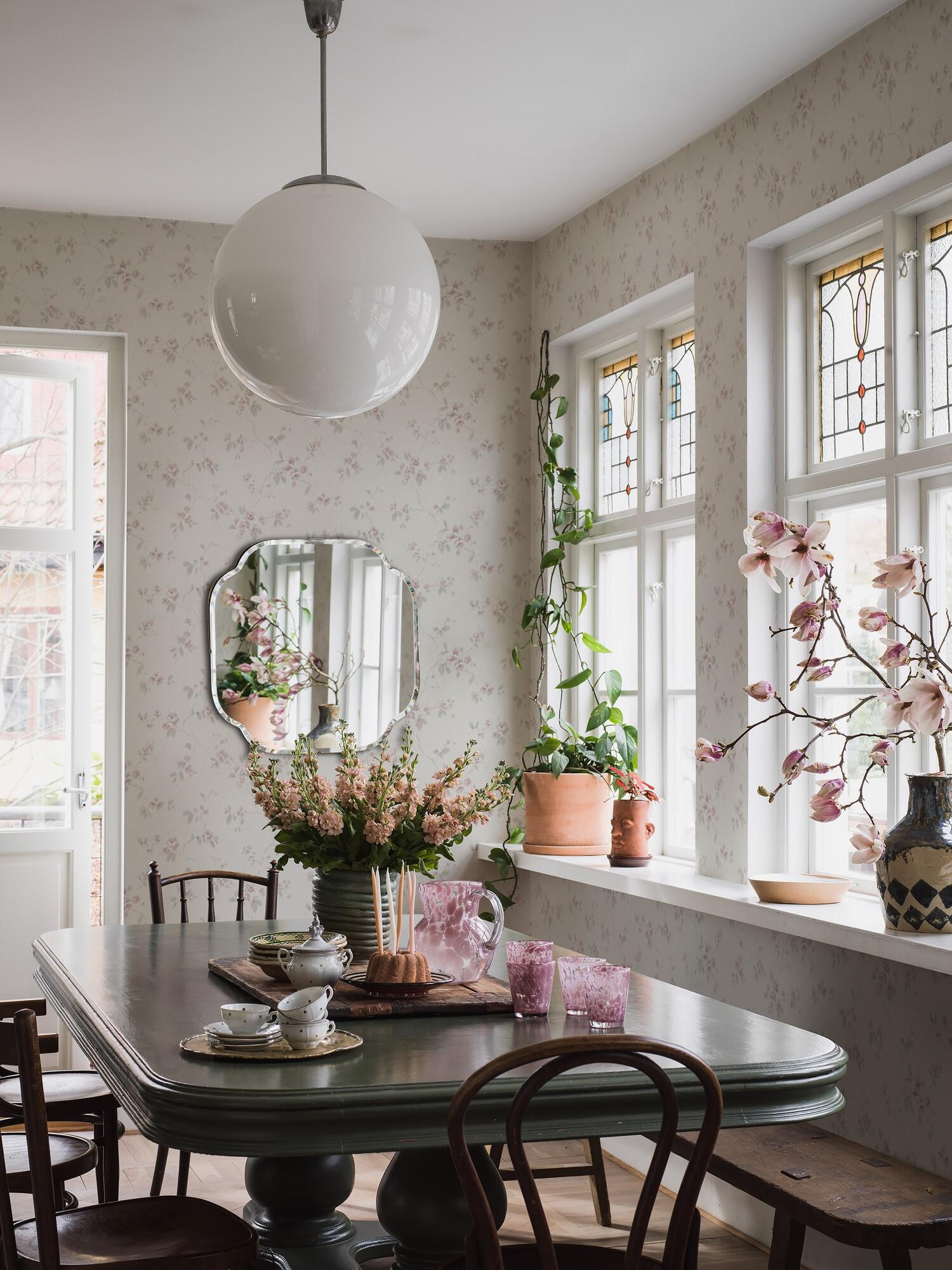 Vintage Rose tapet tapet med blommigt mönster i vit. Från kollektionen Dreamy Escape. Nonwoven-material med förskjuten passning. Passar i vardagsrum och matsal.