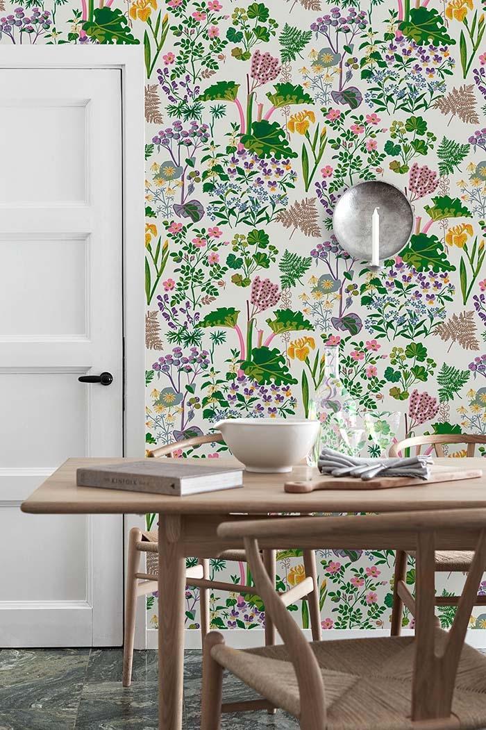 Rabarber, ljus botten tapet från Boråstapeter med botaniskt, retro mönster i vit, rosa och grön. Från kollektionen Scandinavian Designers II. Nonwoven-material med förskjuten passning. Vintage, country-stil.
