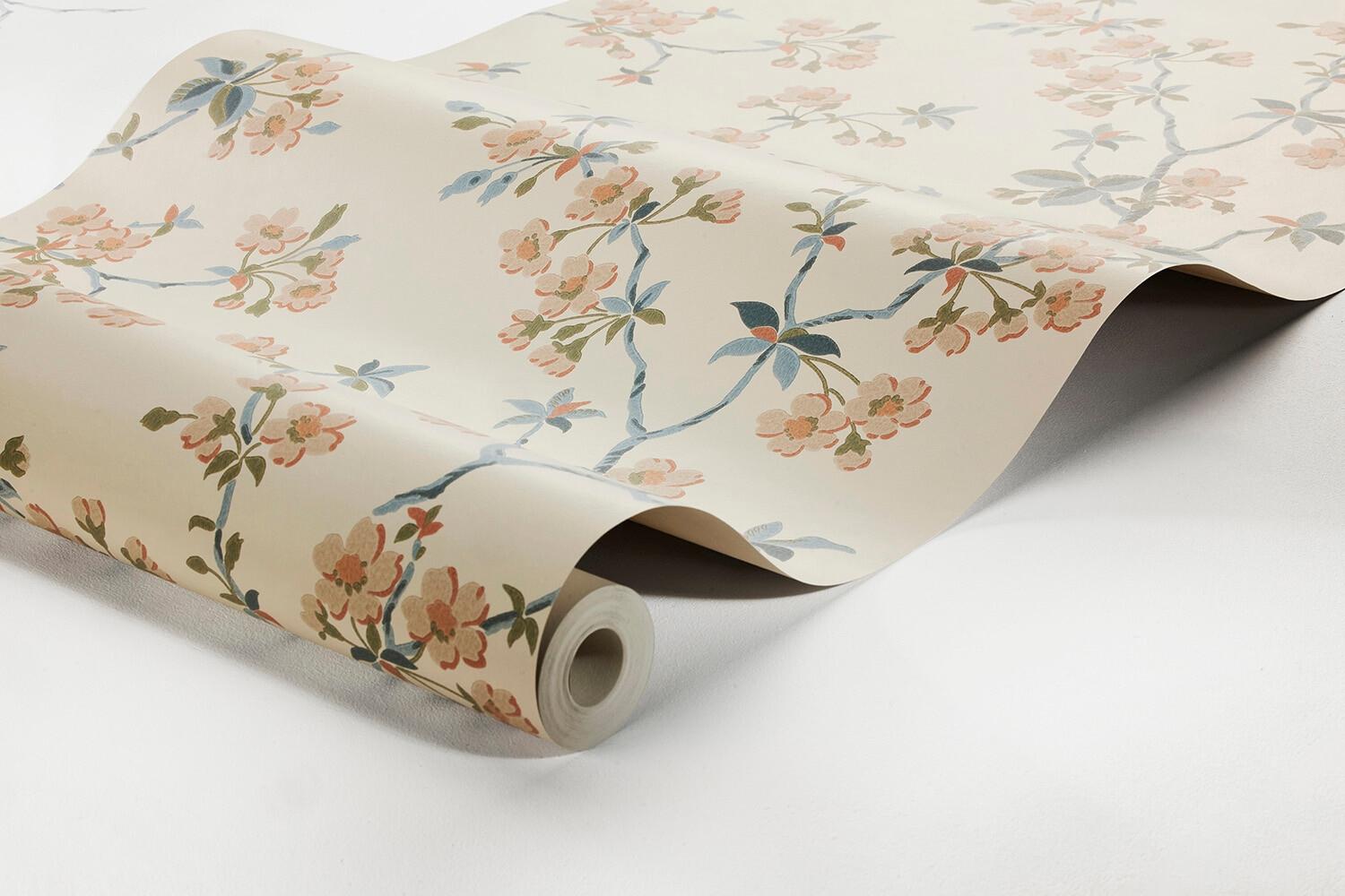 Trädgårdsstaden tapet med blommigt mönster i beige. Från kollektionen Alla Tiders Hus. Nonwoven-material med förskjuten passning. Passar i vardagsrum, matsal och kök.