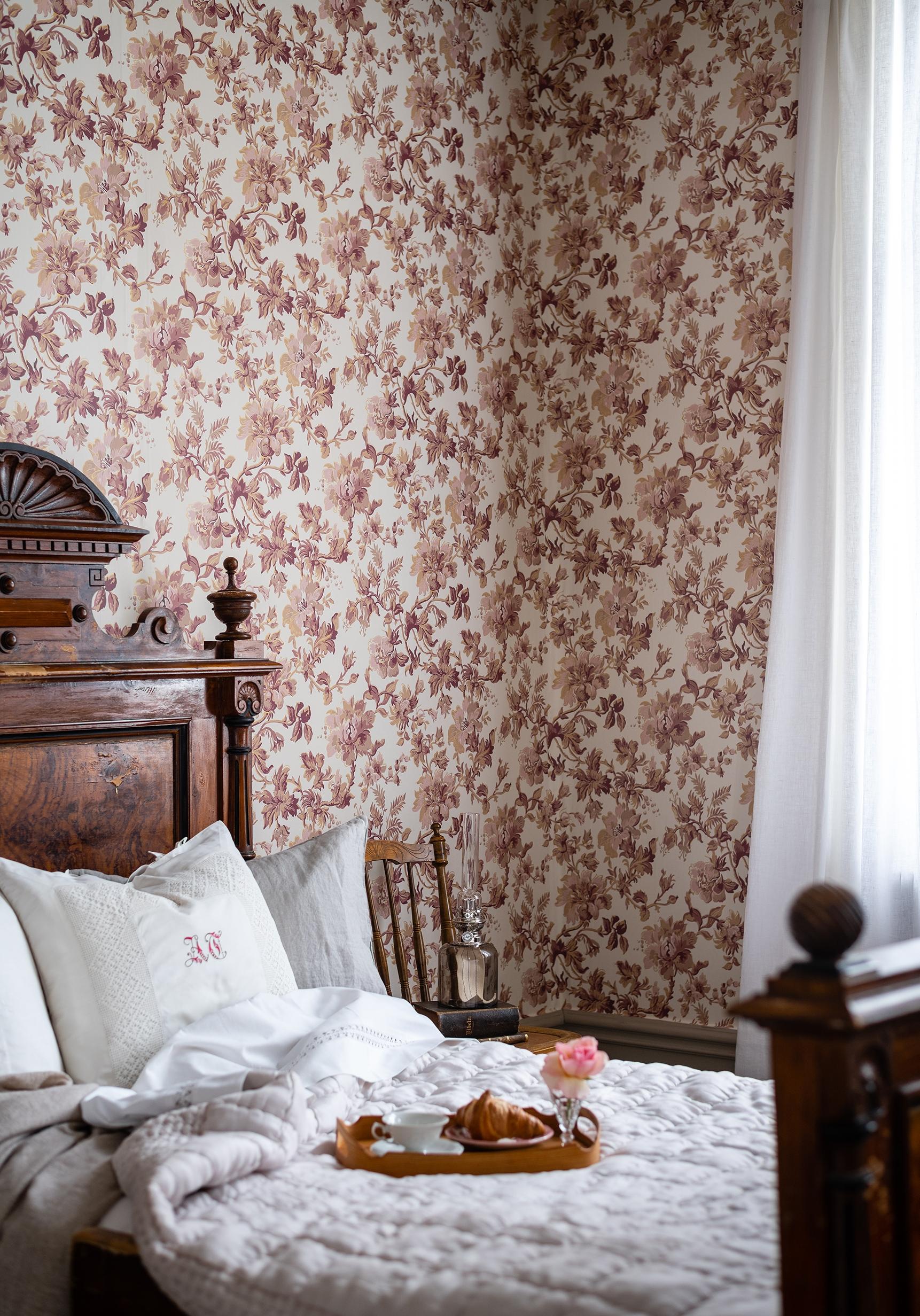 Britas hus, Rosa tapet från duro med blommigt mönster i rosa. Från kollektionen Gammalsvenska QuickUp. Nonwoven-material med förskjuten passning.