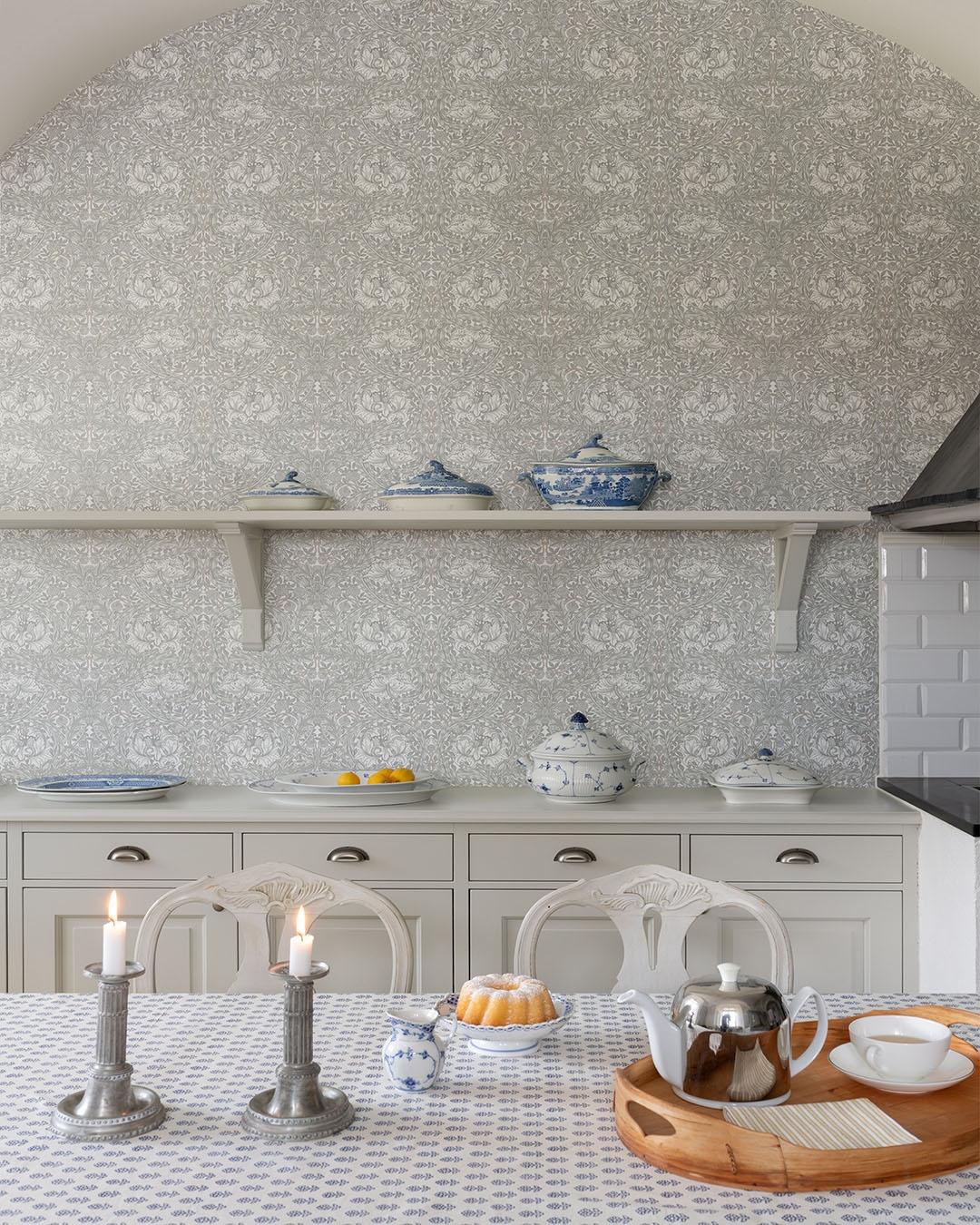 African Marigold, grå tapet tapet från Midbec med botaniskt, blommigt mönster i vit och grå. Från kollektionen Hidden Treasures vol 1. Nonwoven-material med rak passning.