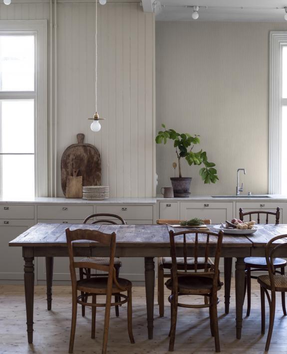 Polka Stripe tapet med randigt mönster i beige. Från kollektionen Linen. Nonwoven-material.