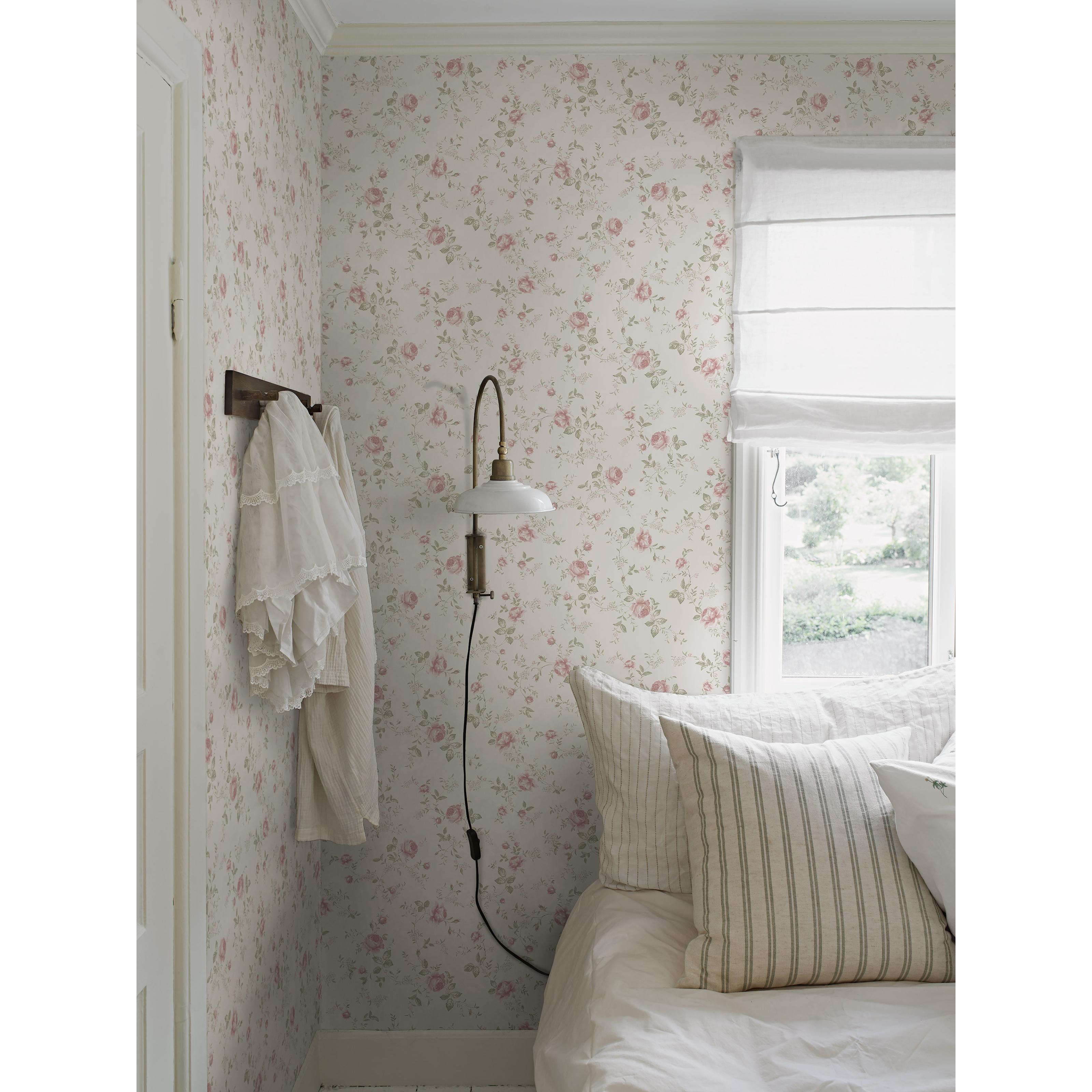 Rose Garden vit, tapet tapet med blommigt, barnrum mönster i vit. Från kollektionen Newbie II Wallpaper. Nonwoven-material med förskjuten passning. Passar i sovrum.
