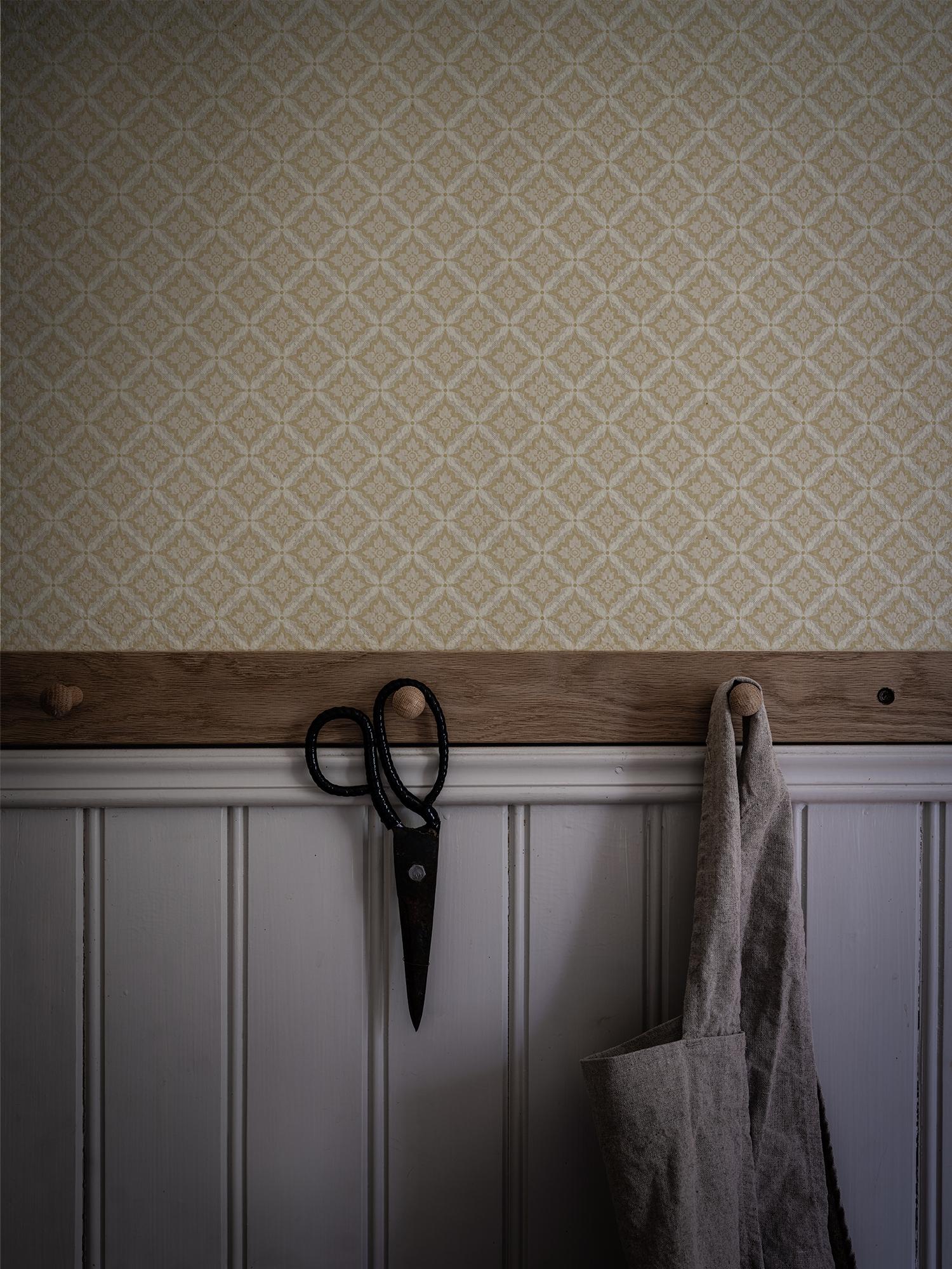 Ingrid Gul tapet med geometriskt mönster i gul. Från kollektionen Gammalsvenska klassiker 1850–1950. Nonwoven-material med rak passning. Passar i vardagsrum och matsal.