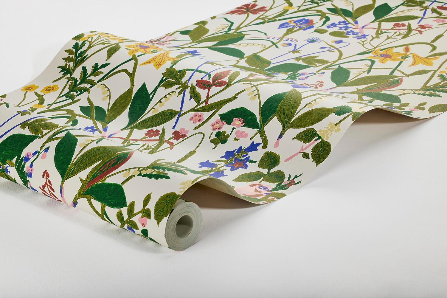 Gocken Jobs Ros och Lilja tapet med botaniskt, blommigt, retro mönster i vit. Från kollektionen Scandinavian Designers III. Nonwoven-material med rak passning.
