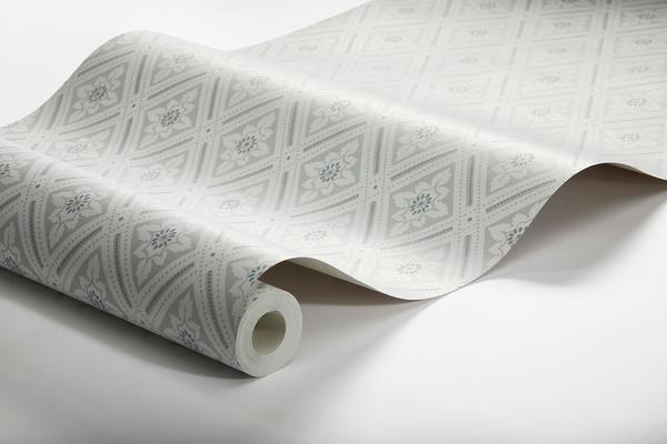 Ester mönsterbild trellis, vit/grågrön tapet från Boråstapeter med rutigt, geometriskt, trellis mönster i grå. Från kollektionen Falsterbo III. Nonwoven-material med rak passning.