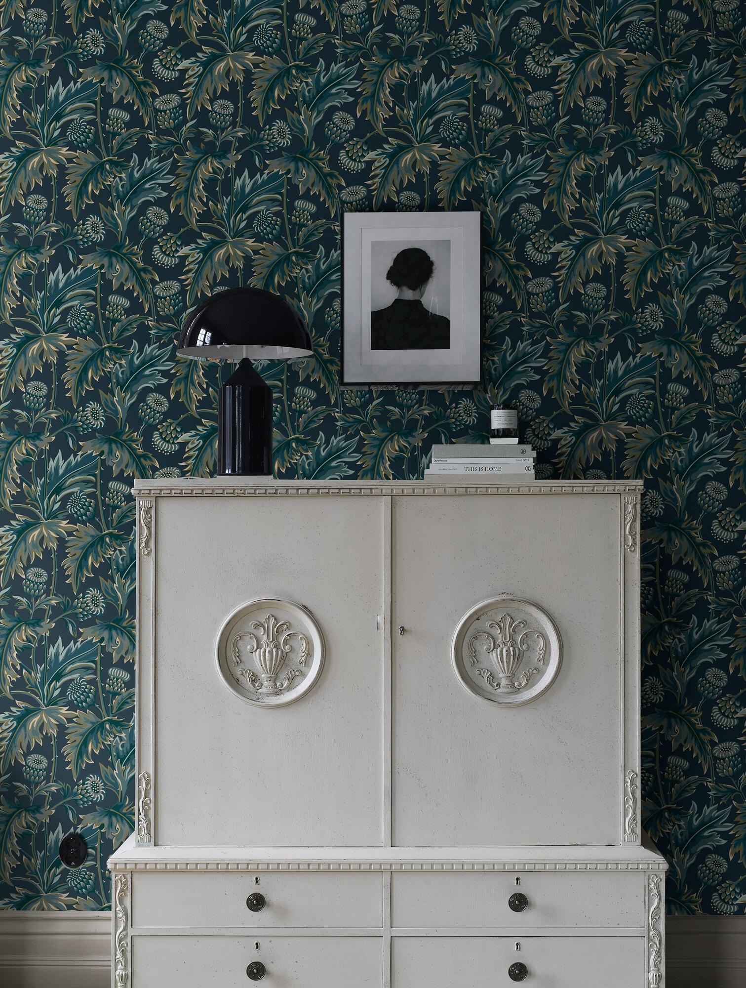 Treasured Thistle tapet i blå nyanser tapet med botaniskt, blommigt mönster i blå. Från kollektionen Treasured. Nonwoven-material med förskjuten passning. Passar i kök, hall och arbetsrum.