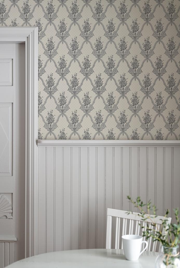 Magasinet, Svart tapet från duro med medaljonger mönster i svart. Från kollektionen Gammalsvenska QuickUp. Nonwoven-material med rak passning.