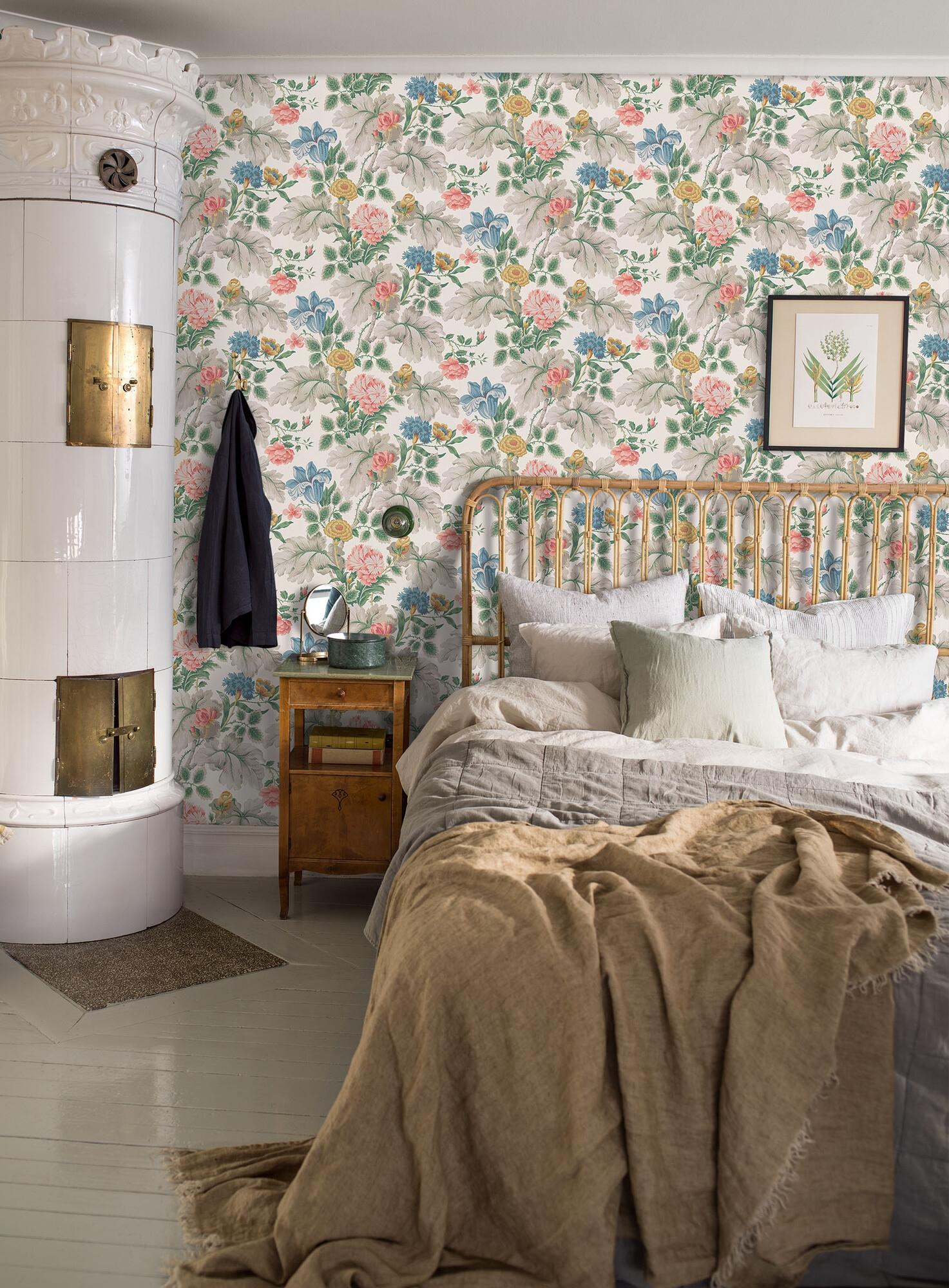 Carnation Garden tapet från Boråstapeter med blommigt mönster i vit. Från kollektionen New Heritage. Nonwoven-material med förskjuten passning. Country, city-stil.