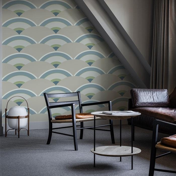 Design no 2 Blå/Silver tapet med grafiskt, retro mönster i blå. Från kollektionen Limited Edition 2023. Nonwoven-material med rak passning.