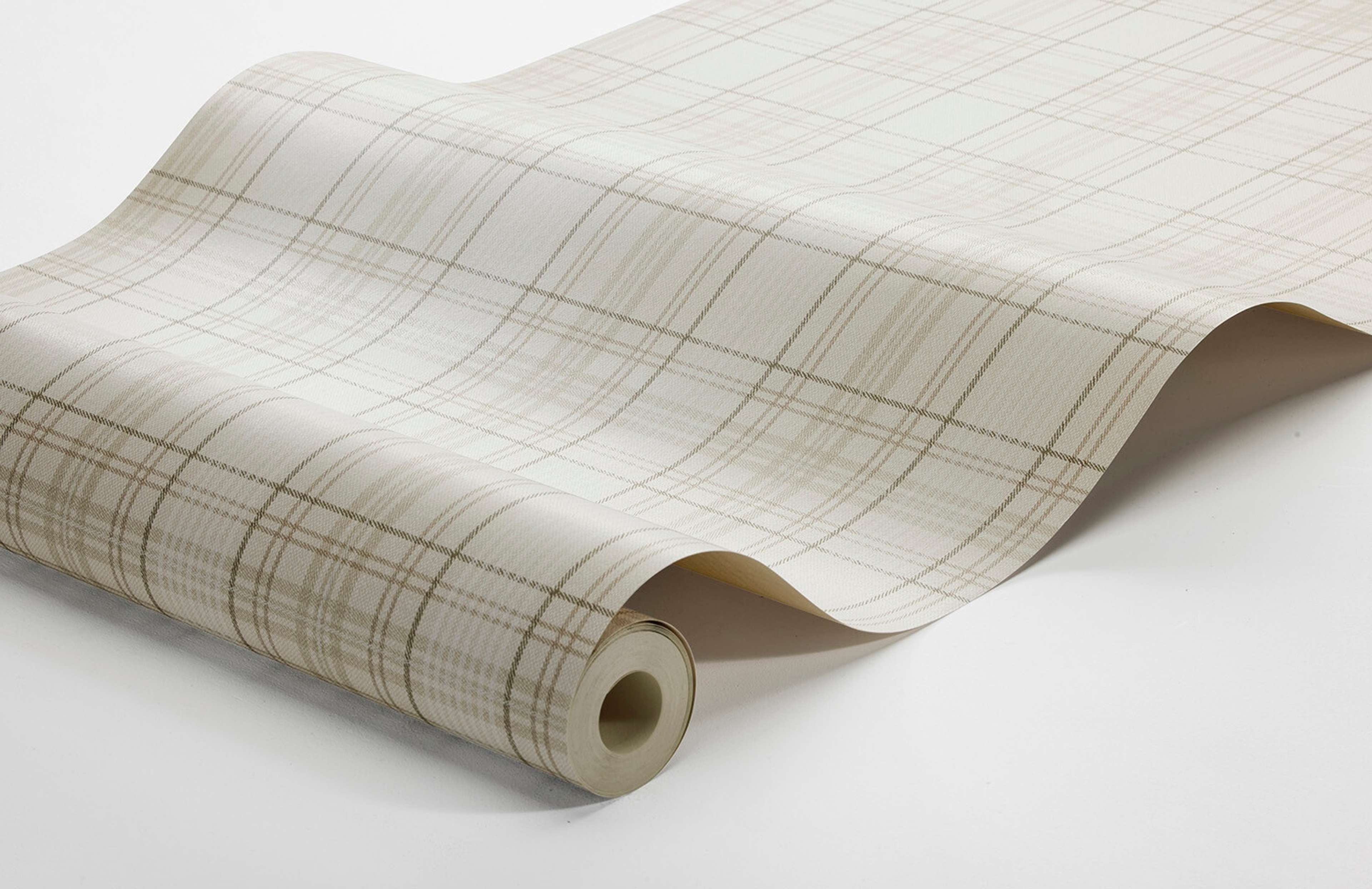 Tailor´s Tweed ljus krämfärgad botten tapet med rutigt mönster i beige. Från kollektionen Cottage Garden. Nonwoven-material med rak passning. Passar i vardagsrum, matsal och hall.